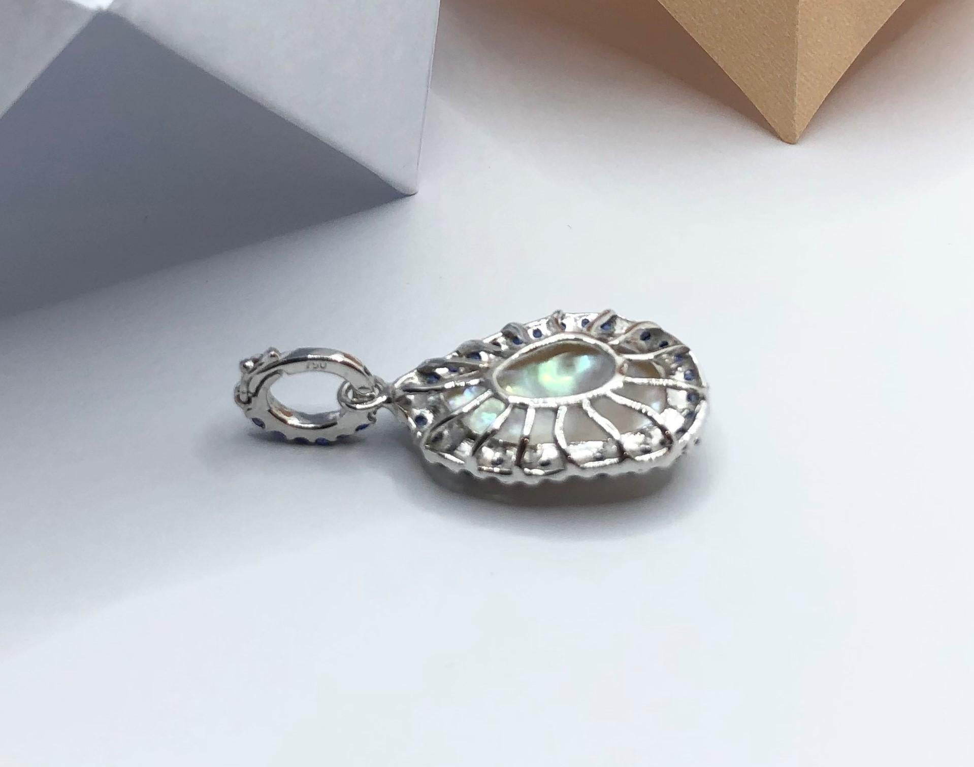 Pendentif en or blanc 18 carats serti de perles d'eau douce et de saphirs bleus en vente 1