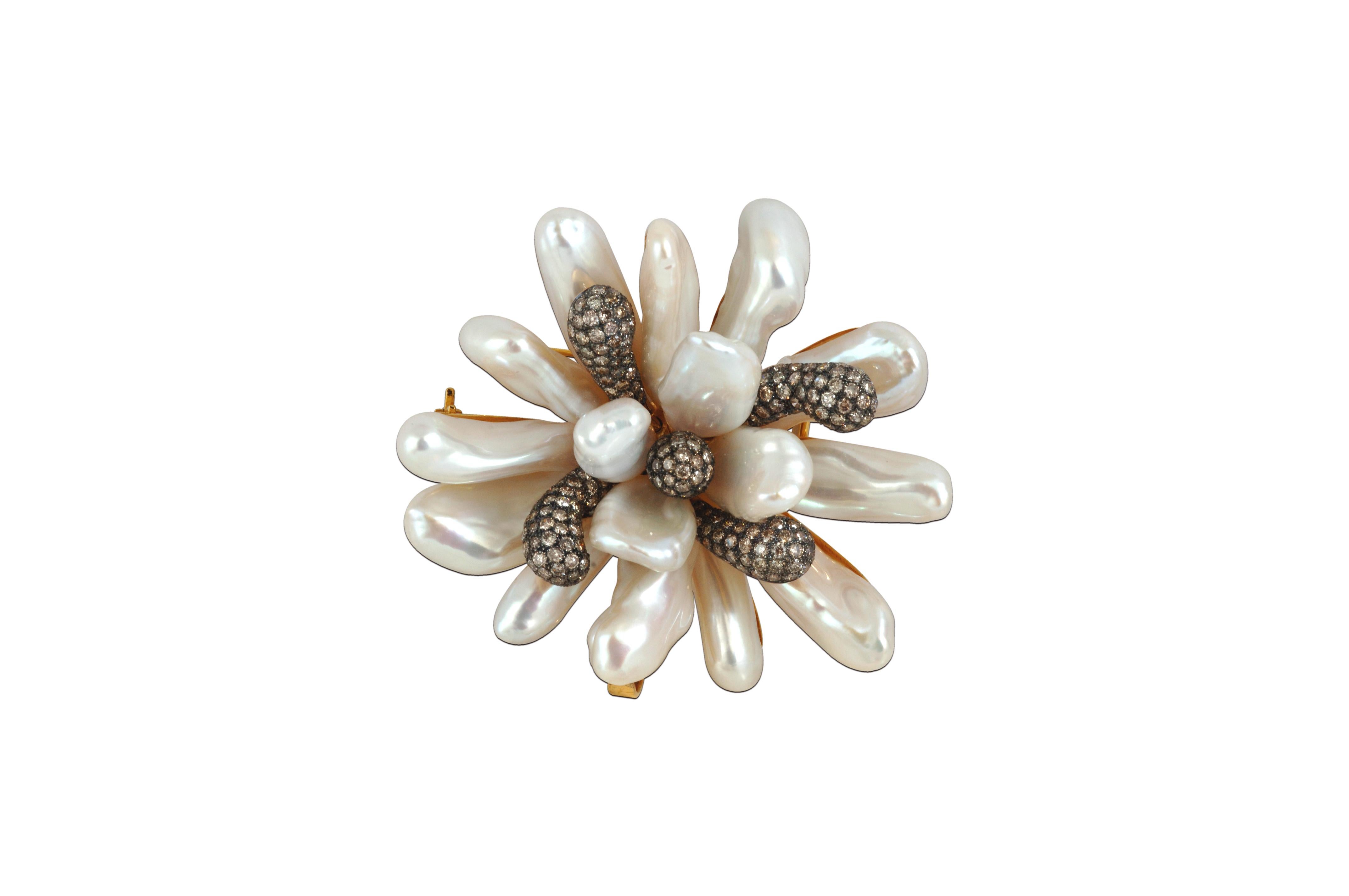 Fresh Water Pearl with Brown Diamond Flower Brooch Set in 18 Karat Gold In New Condition In Bangkok, TH