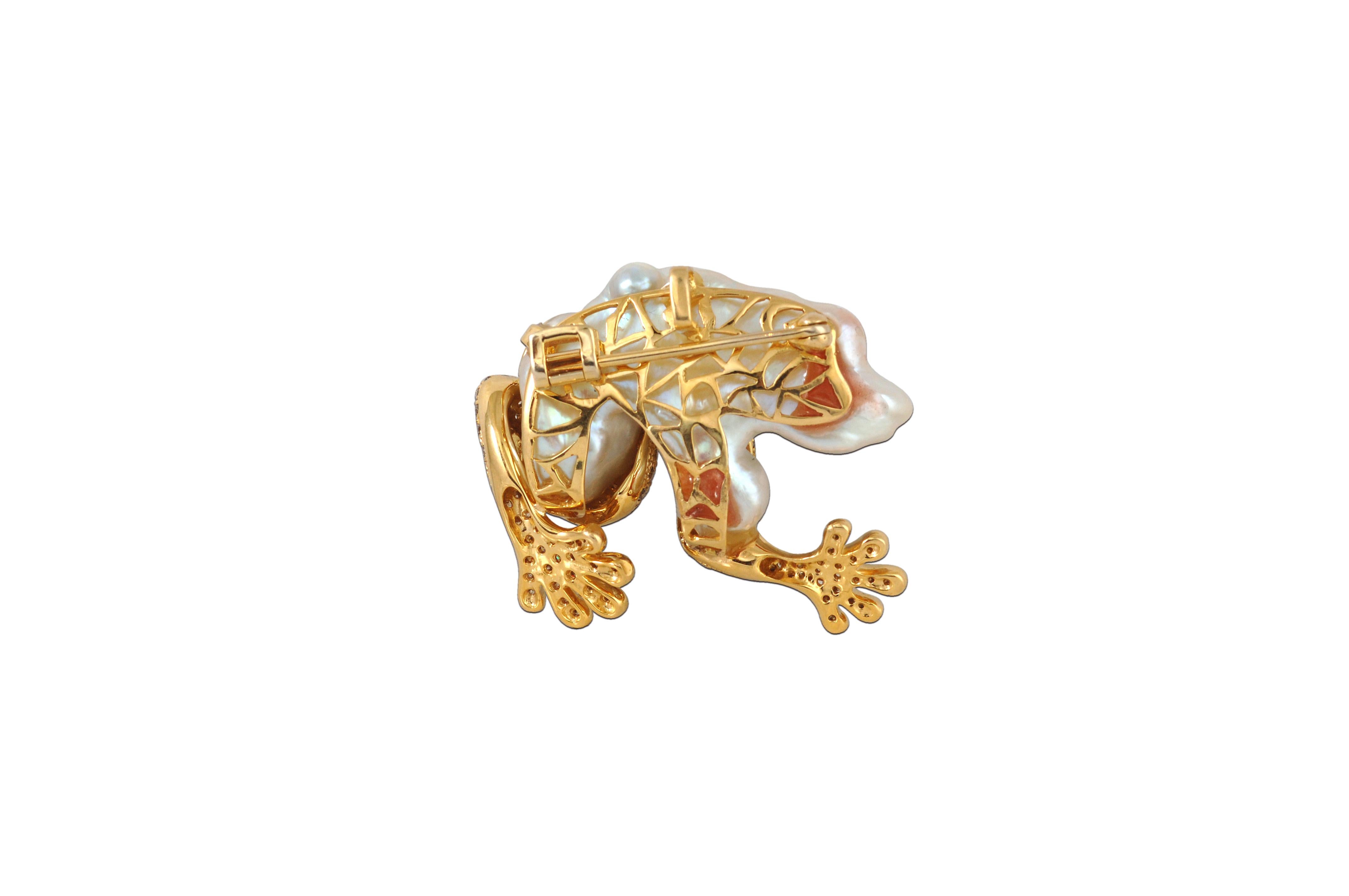 Fresh Water Pearl with Brown Diamond Frog Brooch Set in 18 Karat Gold Settings In New Condition For Sale In Bangkok, TH