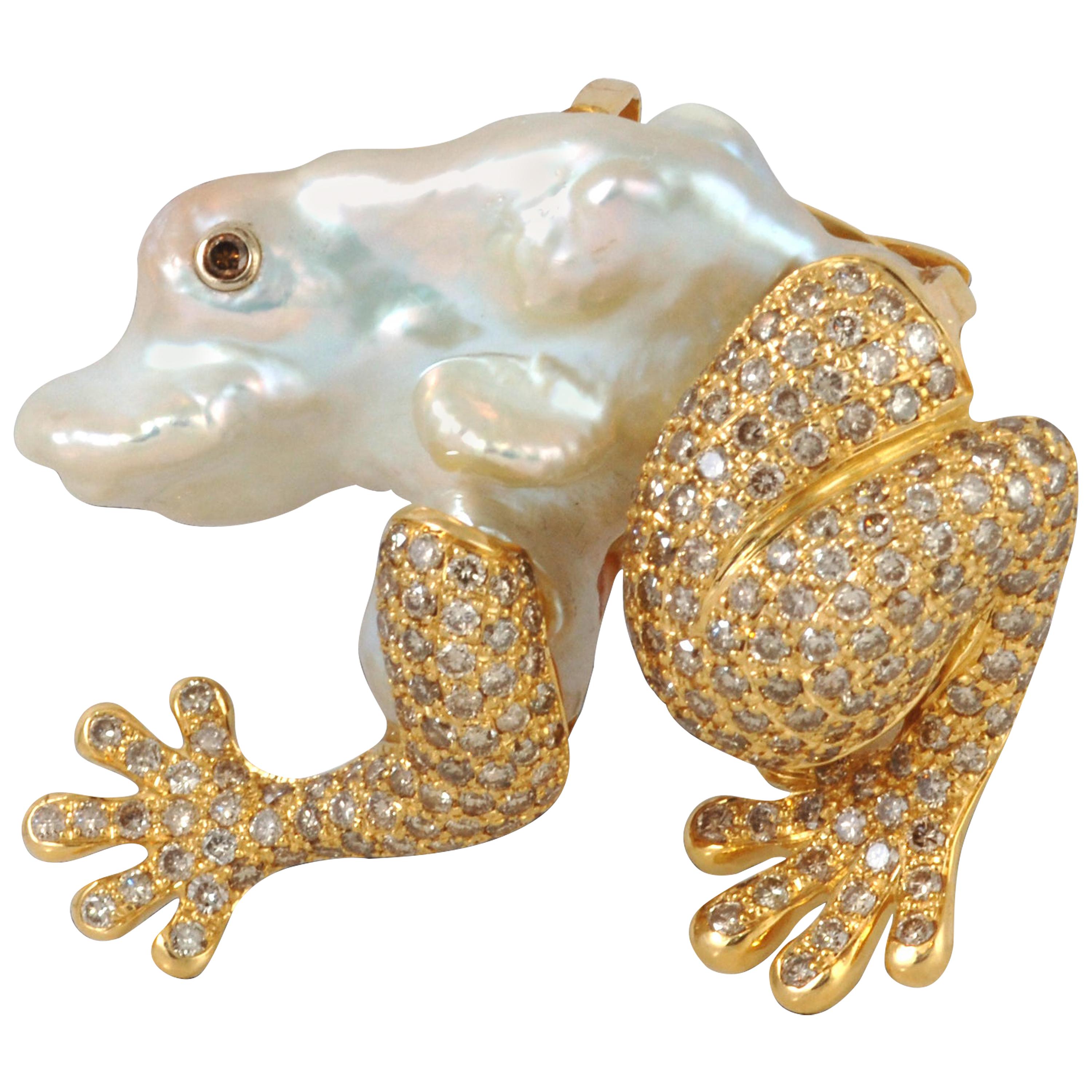 Broche grenouille en or 18 carats sertie d'une perle d'eau douce et de diamants bruns