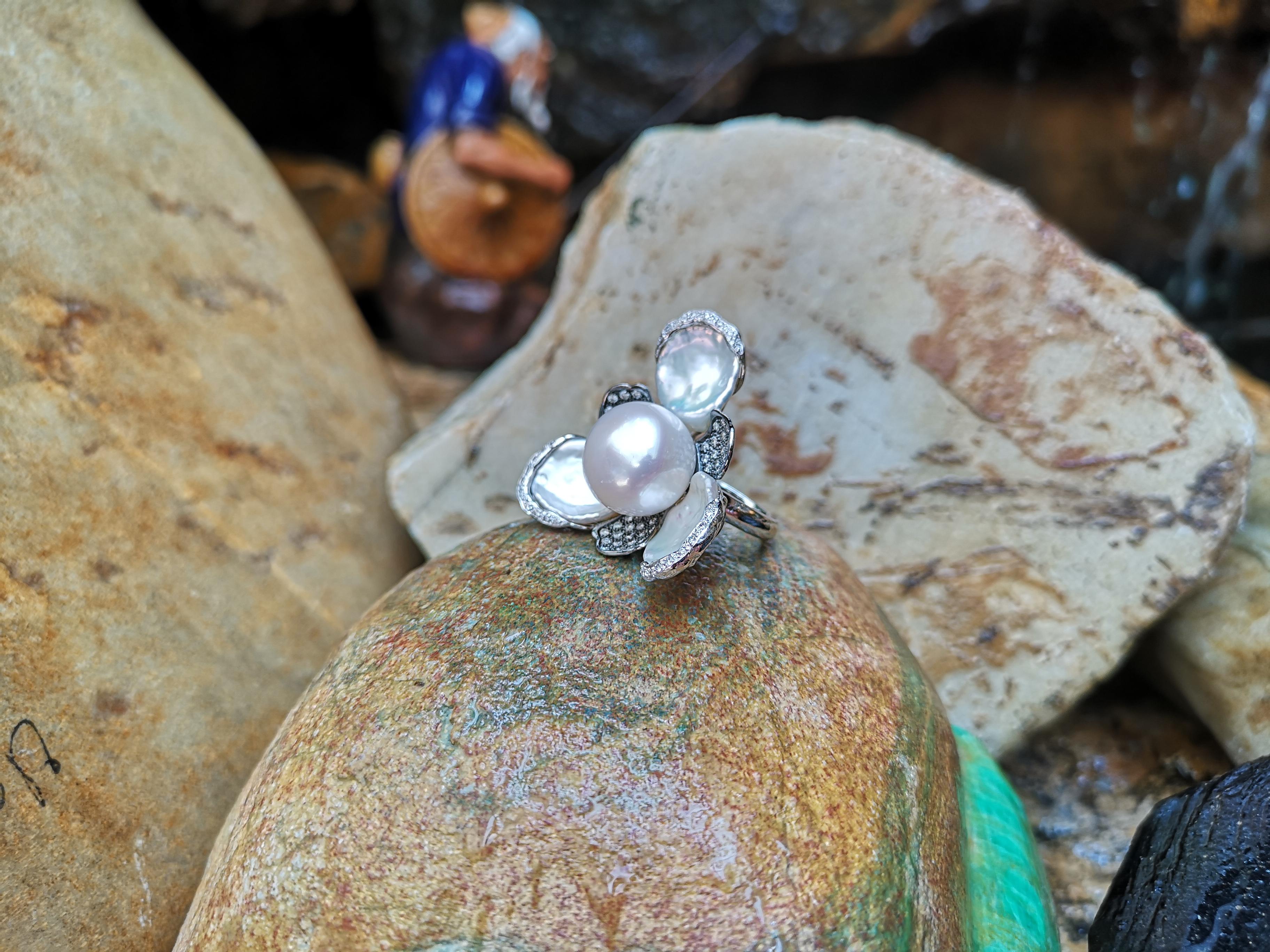 Bague avec perle d'eau douce et diamant brun de 0,74 carat sertie dans de l'or blanc 18 carats

Largeur : 3,6 cm
Longueur : 3,6 cm 
Taille de l'anneau : 55

