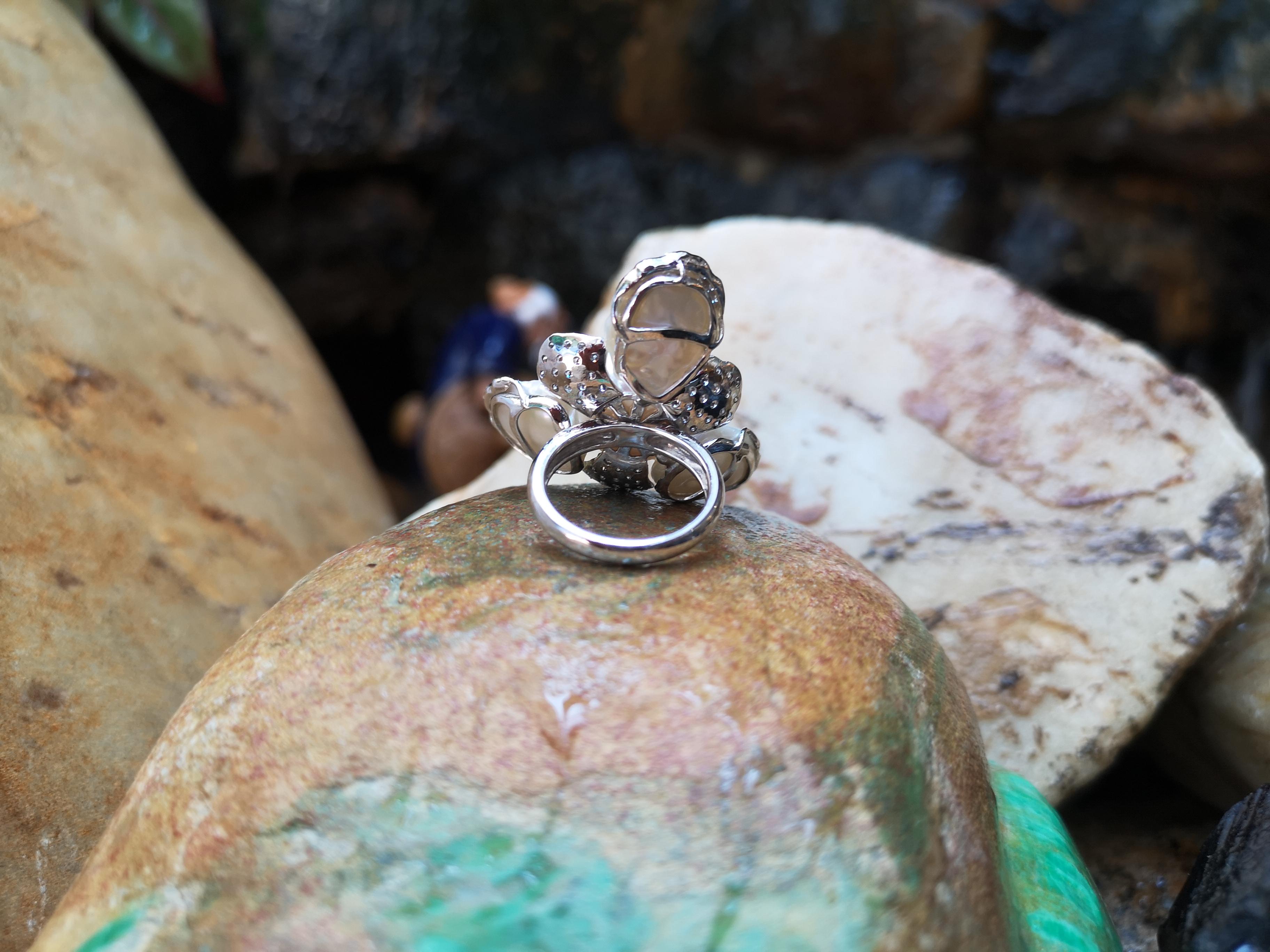 Contemporain Bague en or blanc 18 carats sertie d'une perle d'eau douce et d'un diamant brun en vente