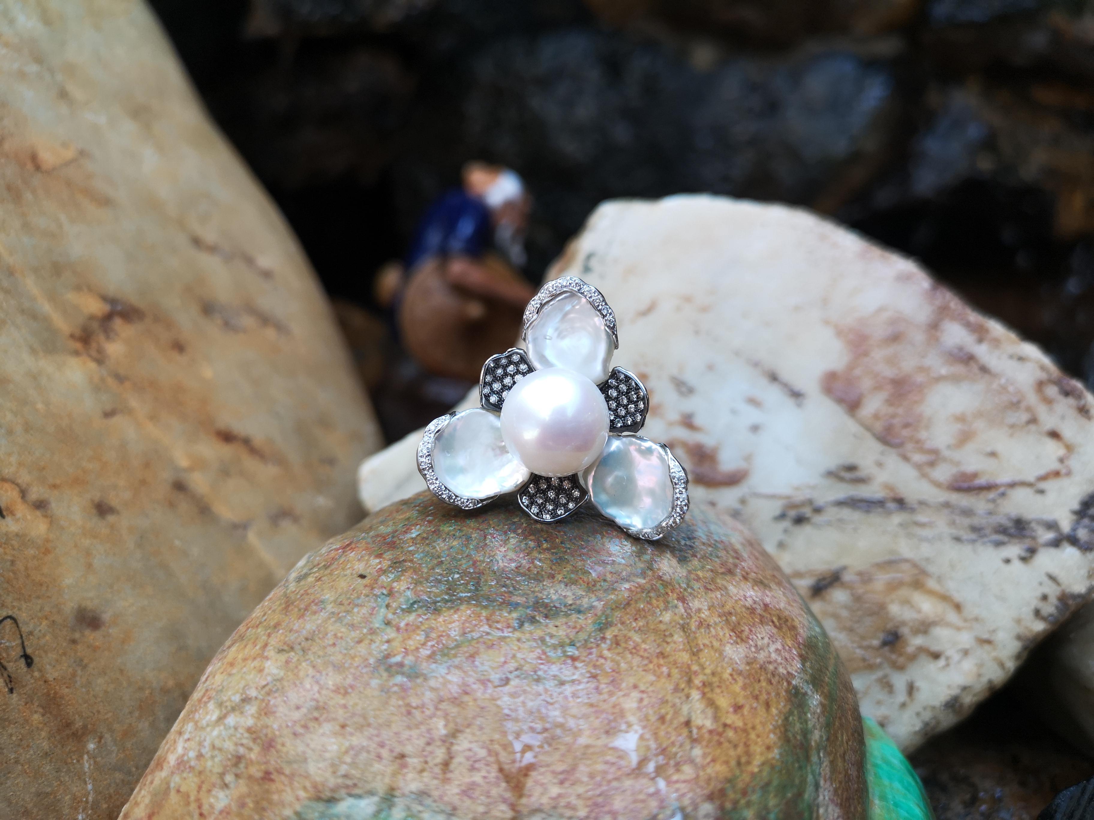 Non taillé Bague en or blanc 18 carats sertie d'une perle d'eau douce et d'un diamant brun en vente