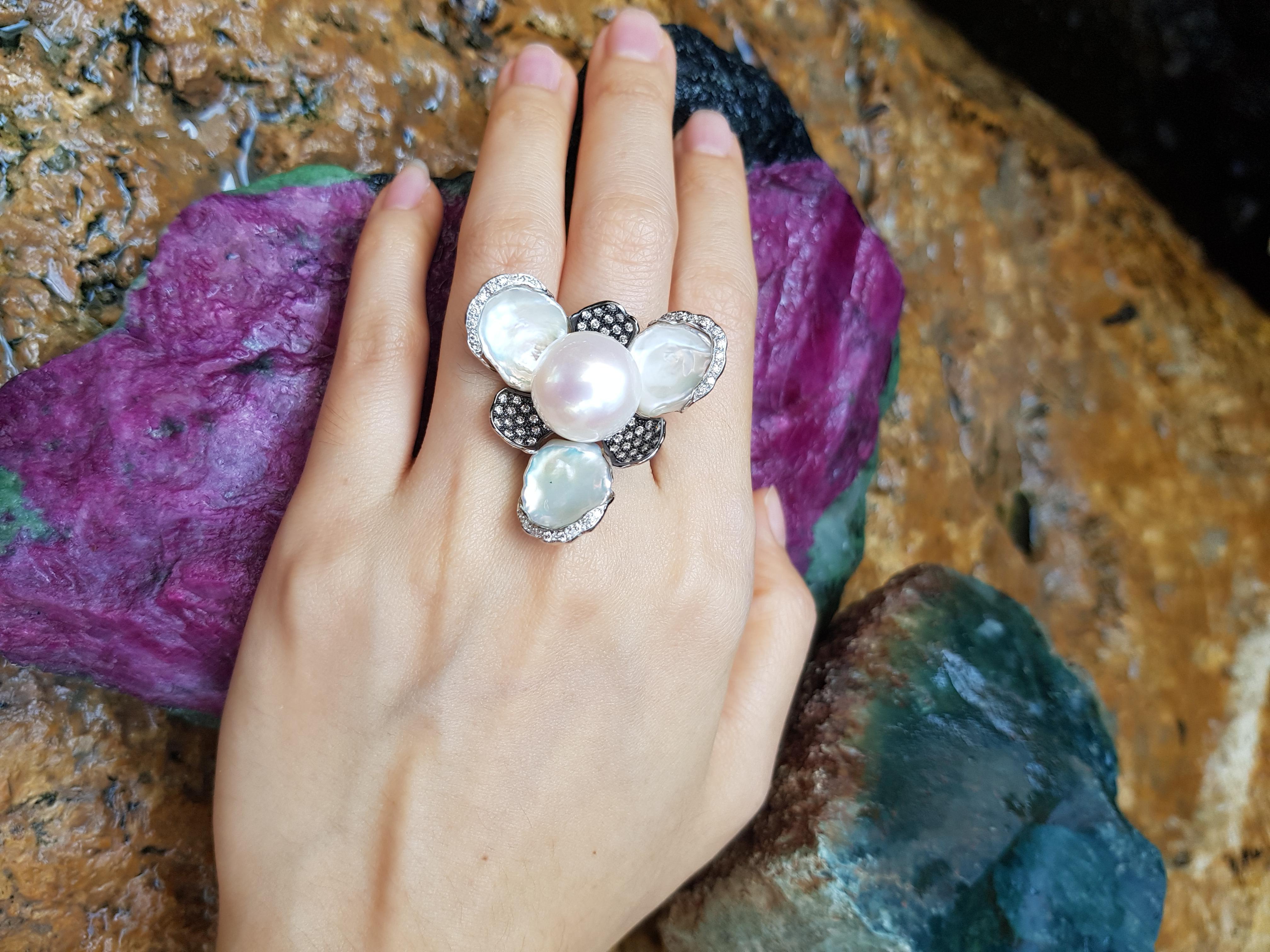 Bague en or blanc 18 carats sertie d'une perle d'eau douce et d'un diamant brun Neuf - En vente à Bangkok, TH
