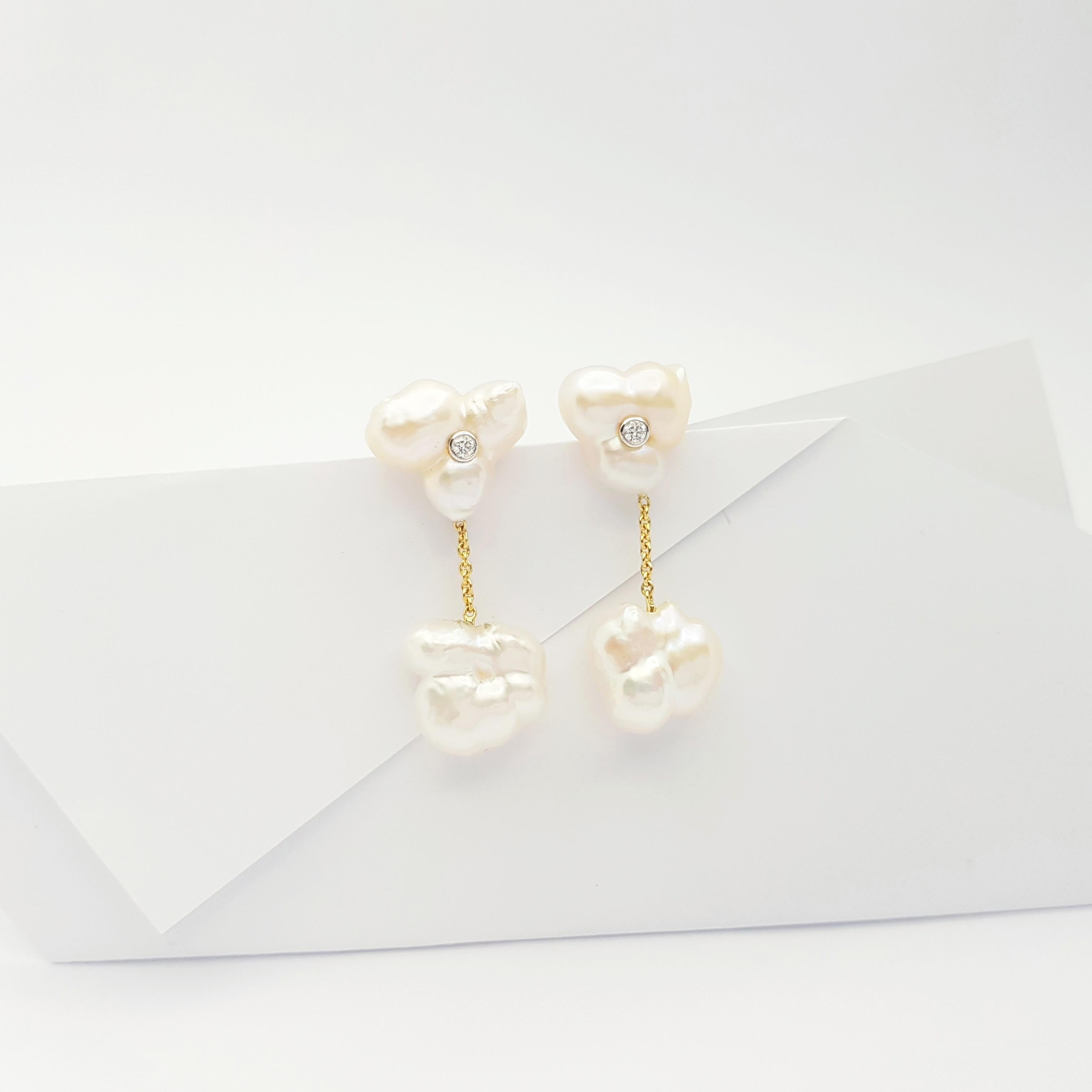 Süßwasserperlen-Ohrringe mit Diamant 0,08 Karat in 18 Karat Goldfassungen gefasst (Ungeschliffen) im Angebot