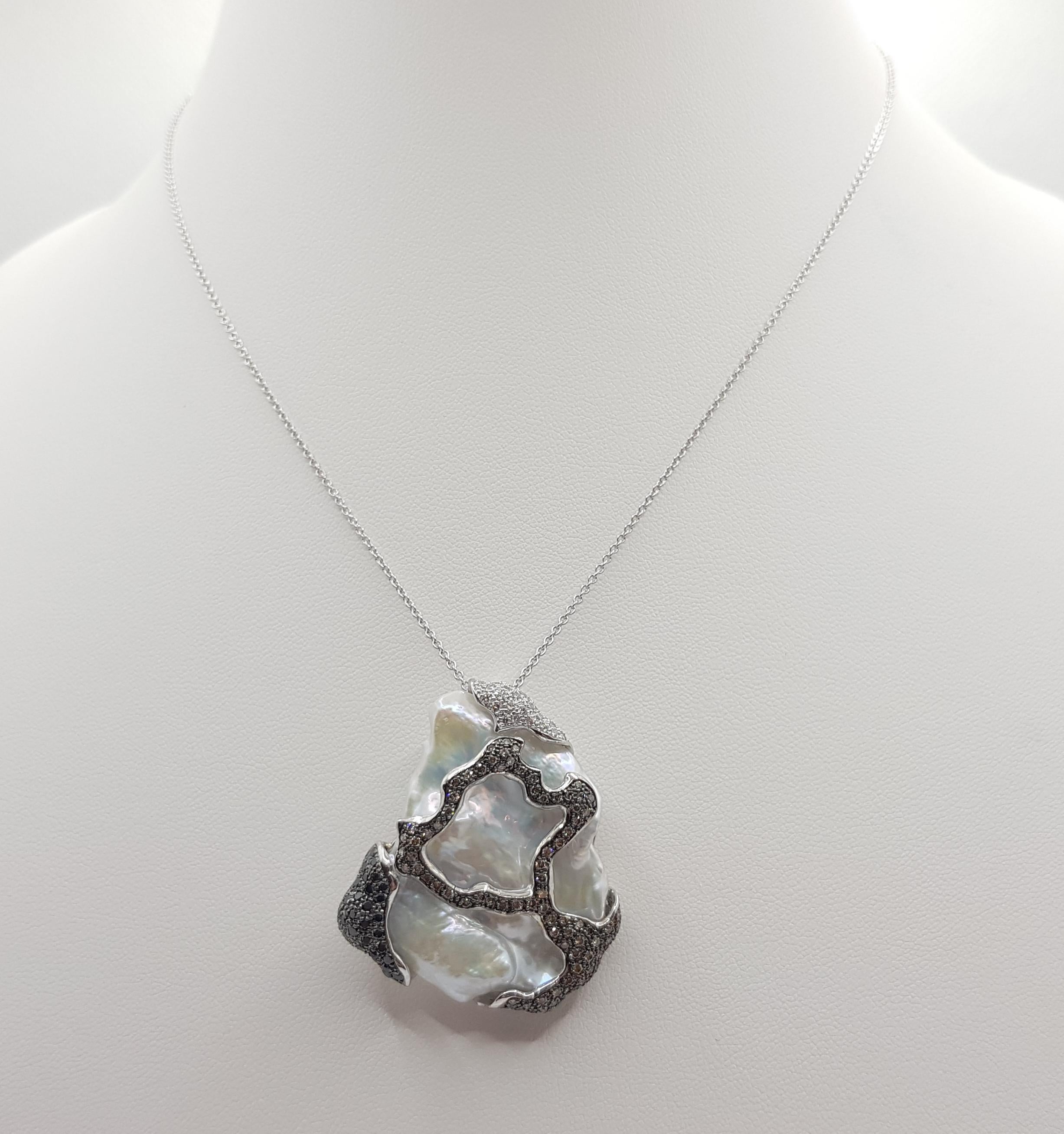 Colgante de perla de agua dulce con diamante de 0,40 quilates, diamante marrón de 0,92 quilates y diamante negro de 0,66 quilates engastados en oro blanco de 18 quilates
(cadena no incluida)

Anchura: 3.5 cm 
Longitud: 4.0 cm
Peso total: 17,08