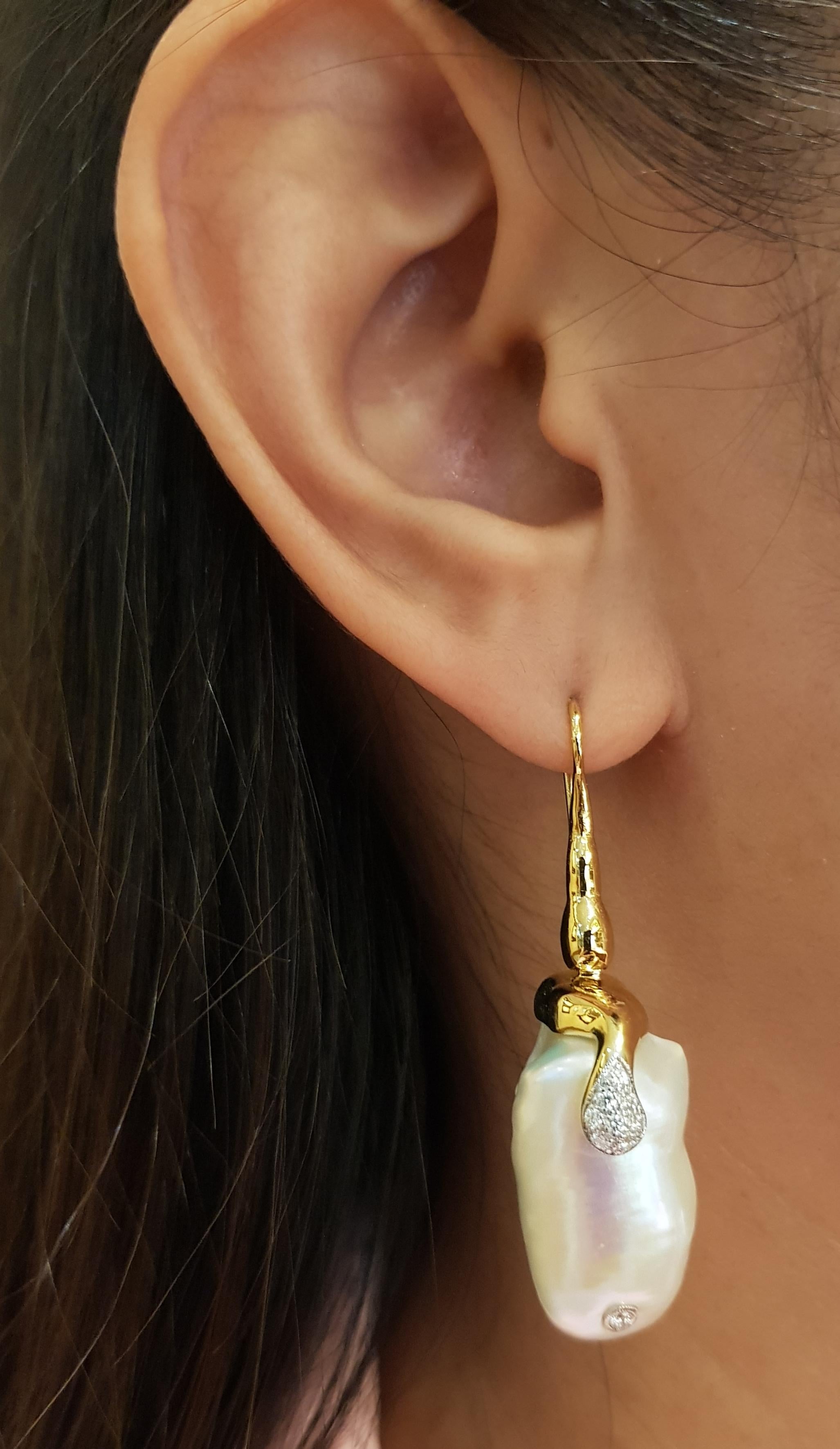 Boucles d'oreilles composées d'une perle d'eau douce et d'un diamant de 0,24 carat sertis dans de l'or 18 carats

Largeur :  1.2 cm 
Longueur :  5.0 cm
Poids total : 19,33 grammes

