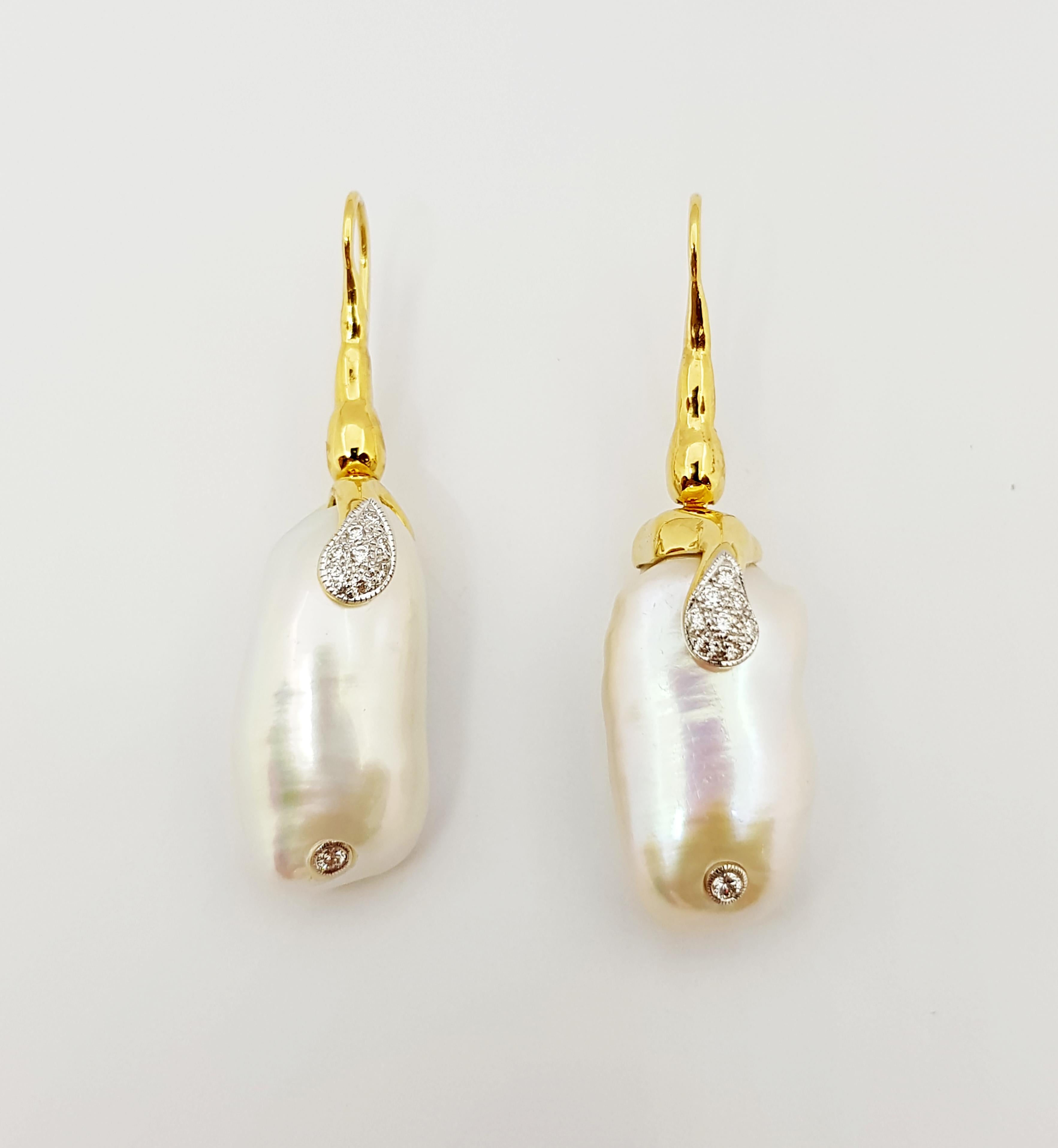 Contemporain Boucles d'oreilles en or 18 carats serties de perles d'eau douce et de diamants en vente