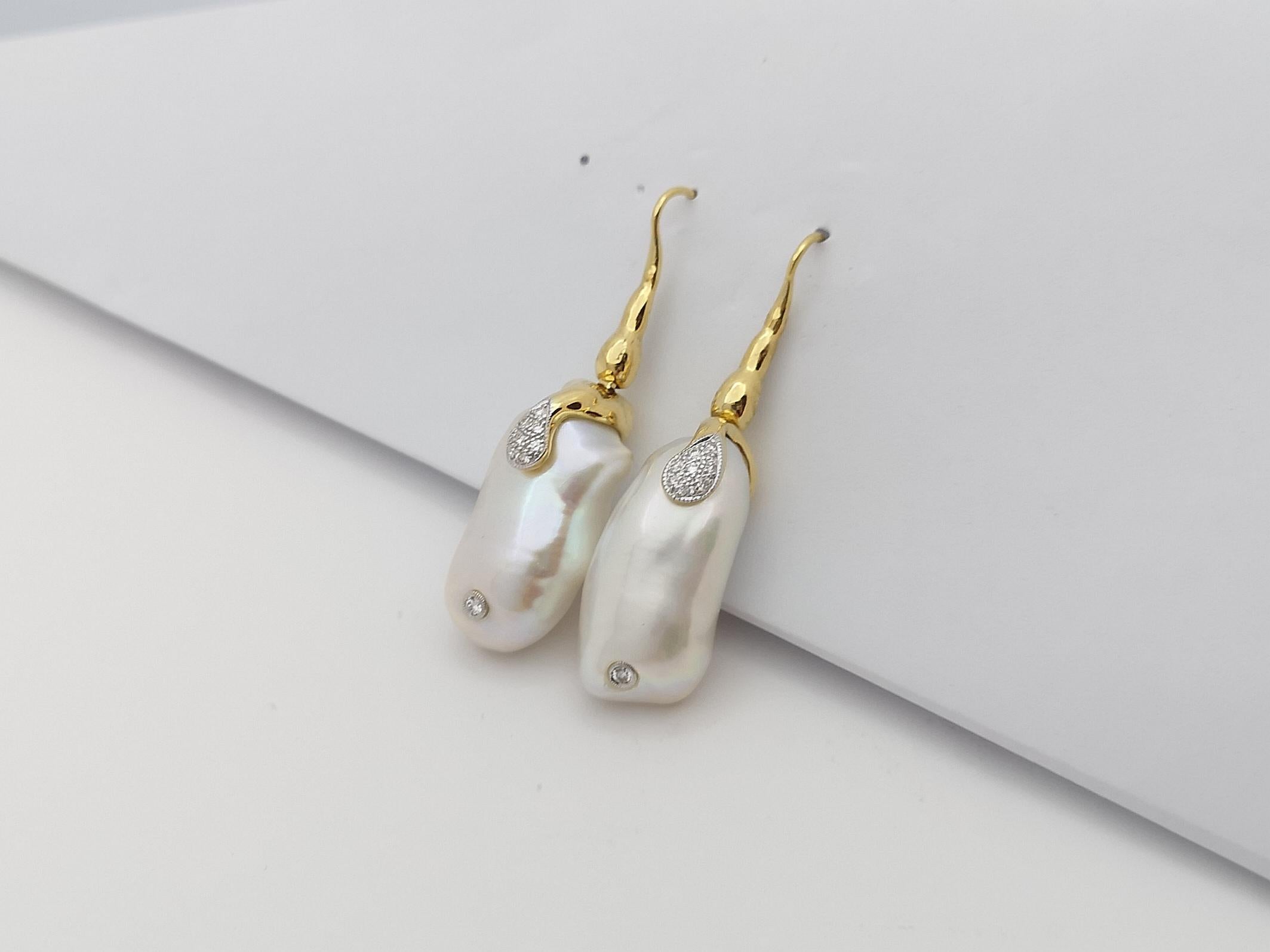 Taille brillant Boucles d'oreilles en or 18 carats serties de perles d'eau douce et de diamants en vente