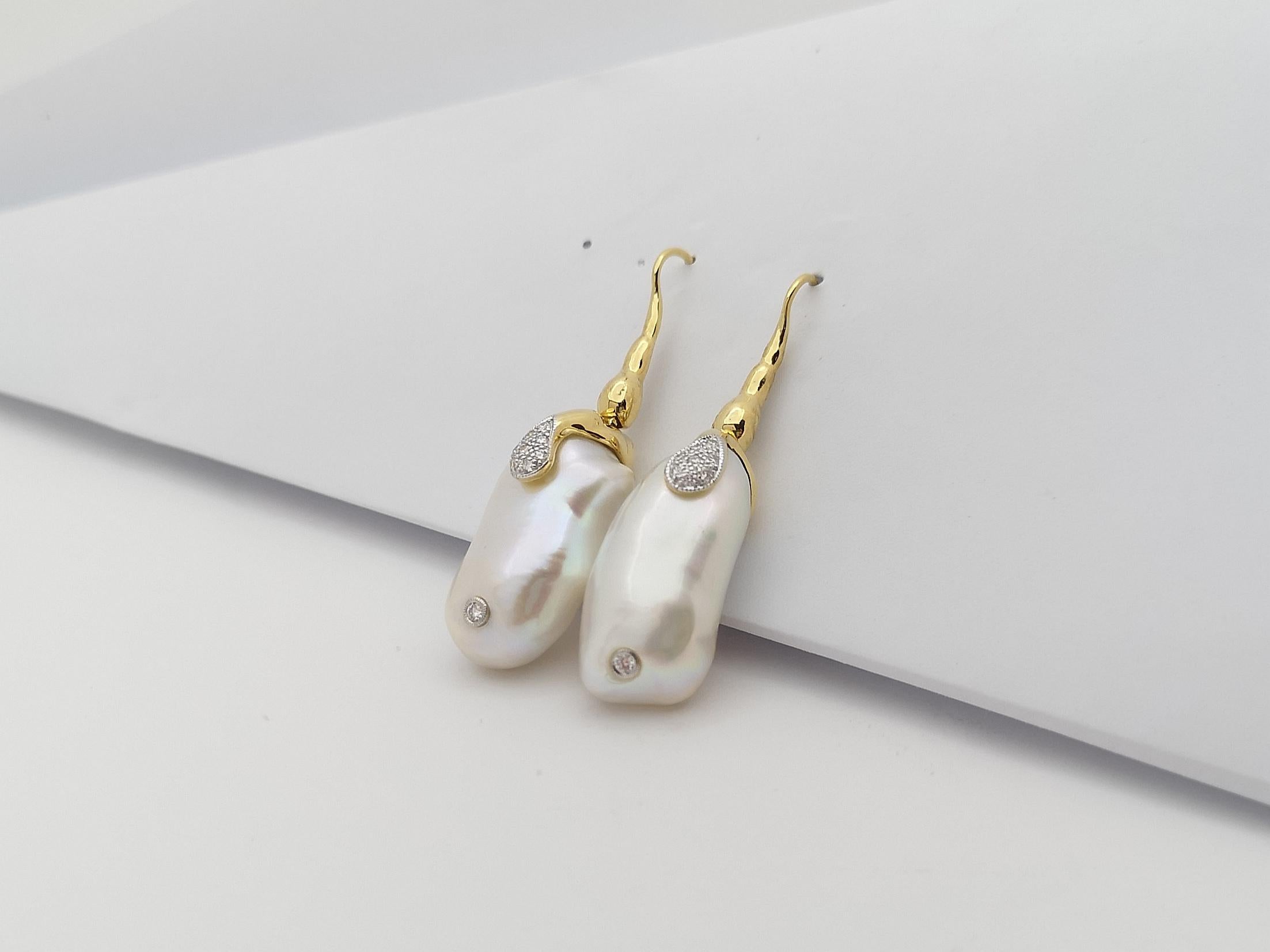 Boucles d'oreilles en or 18 carats serties de perles d'eau douce et de diamants Neuf - En vente à Bangkok, TH