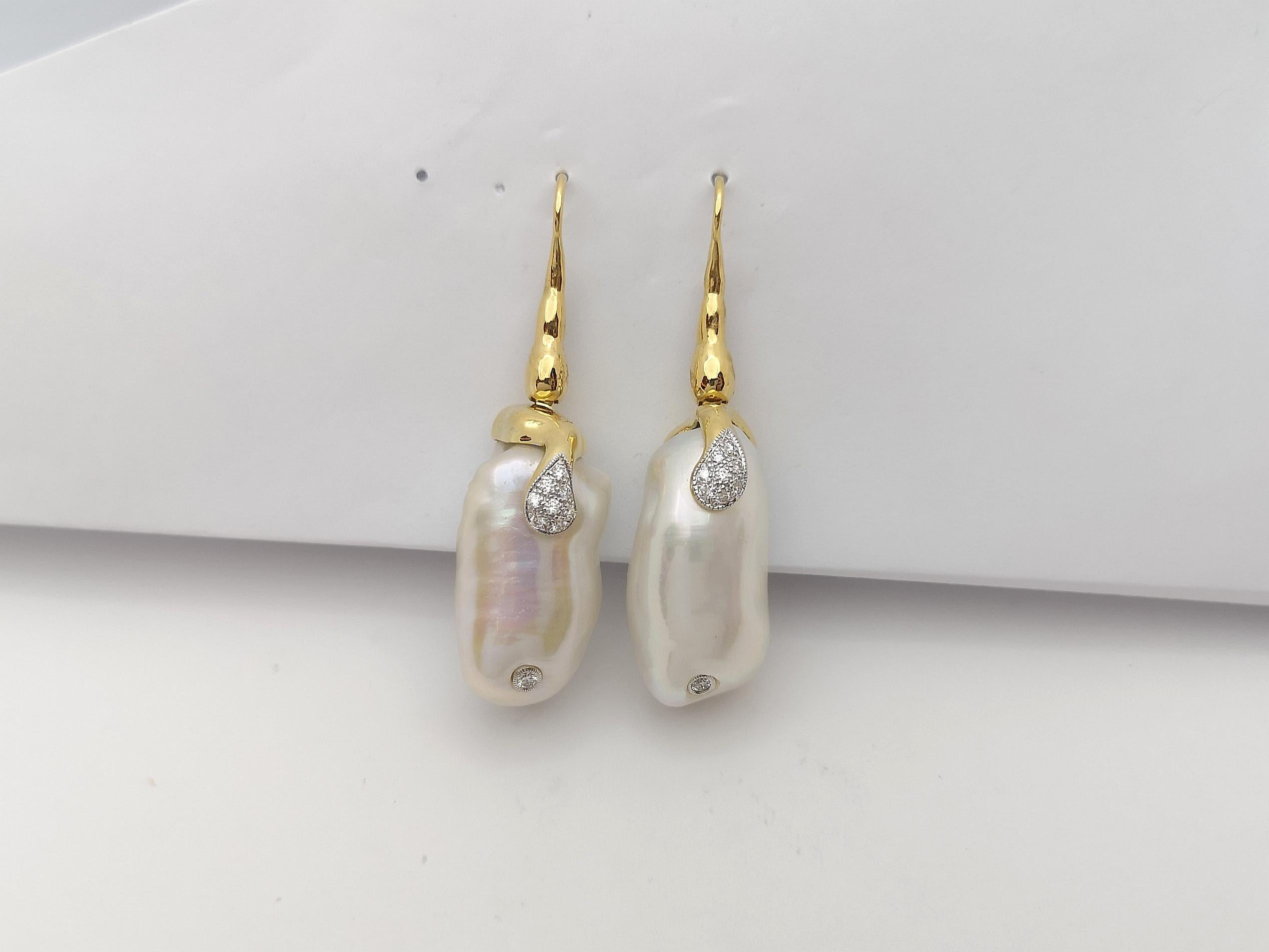 Boucles d'oreilles en or 18 carats serties de perles d'eau douce et de diamants Pour femmes en vente