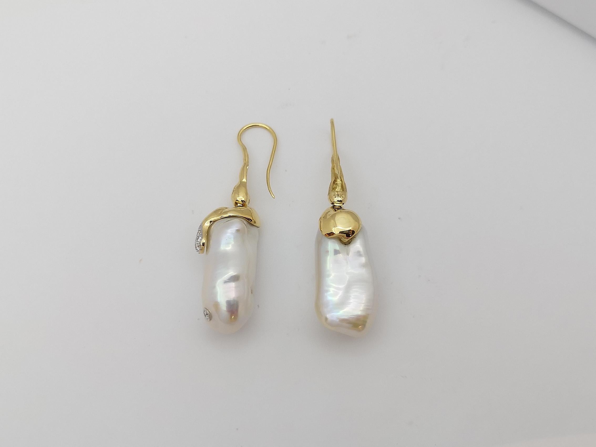 Boucles d'oreilles en or 18 carats serties de perles d'eau douce et de diamants en vente 1
