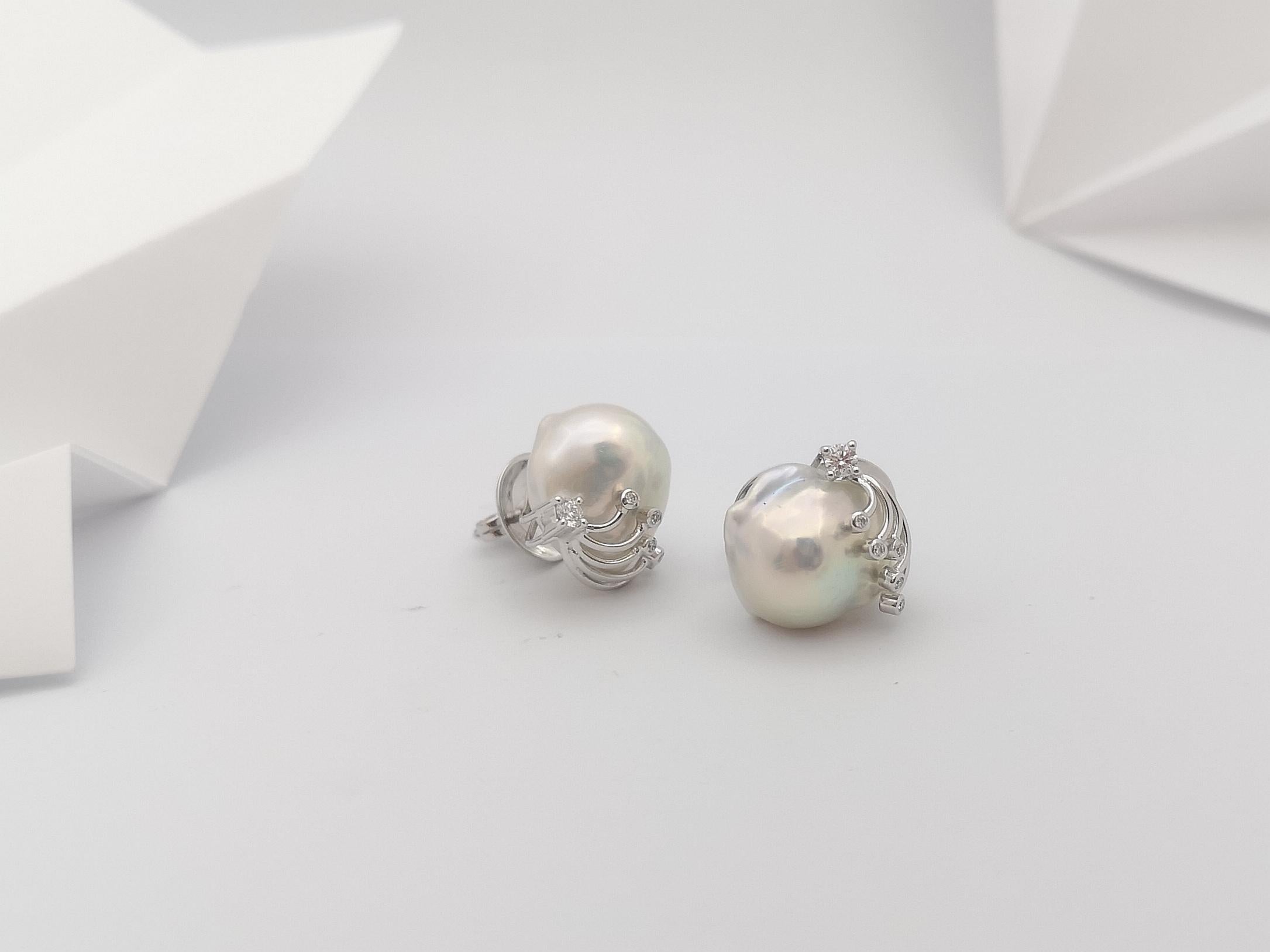 Fresh Water Pearl with Diamond Earrings Set in 18 Karat White Gold Settings In New Condition For Sale In Bangkok, TH