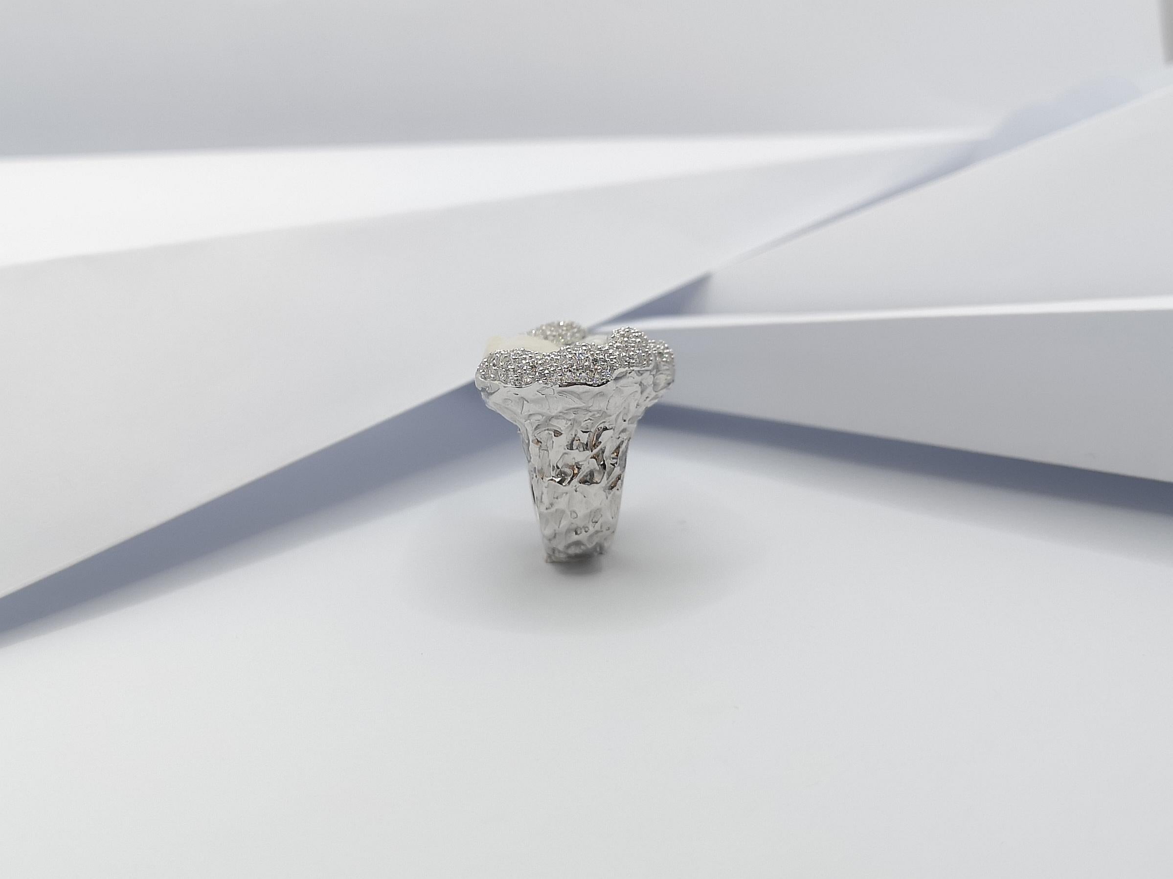 Süßwasserperle mit Diamantring in 18 Karat Weißgold gefasst im Angebot 10