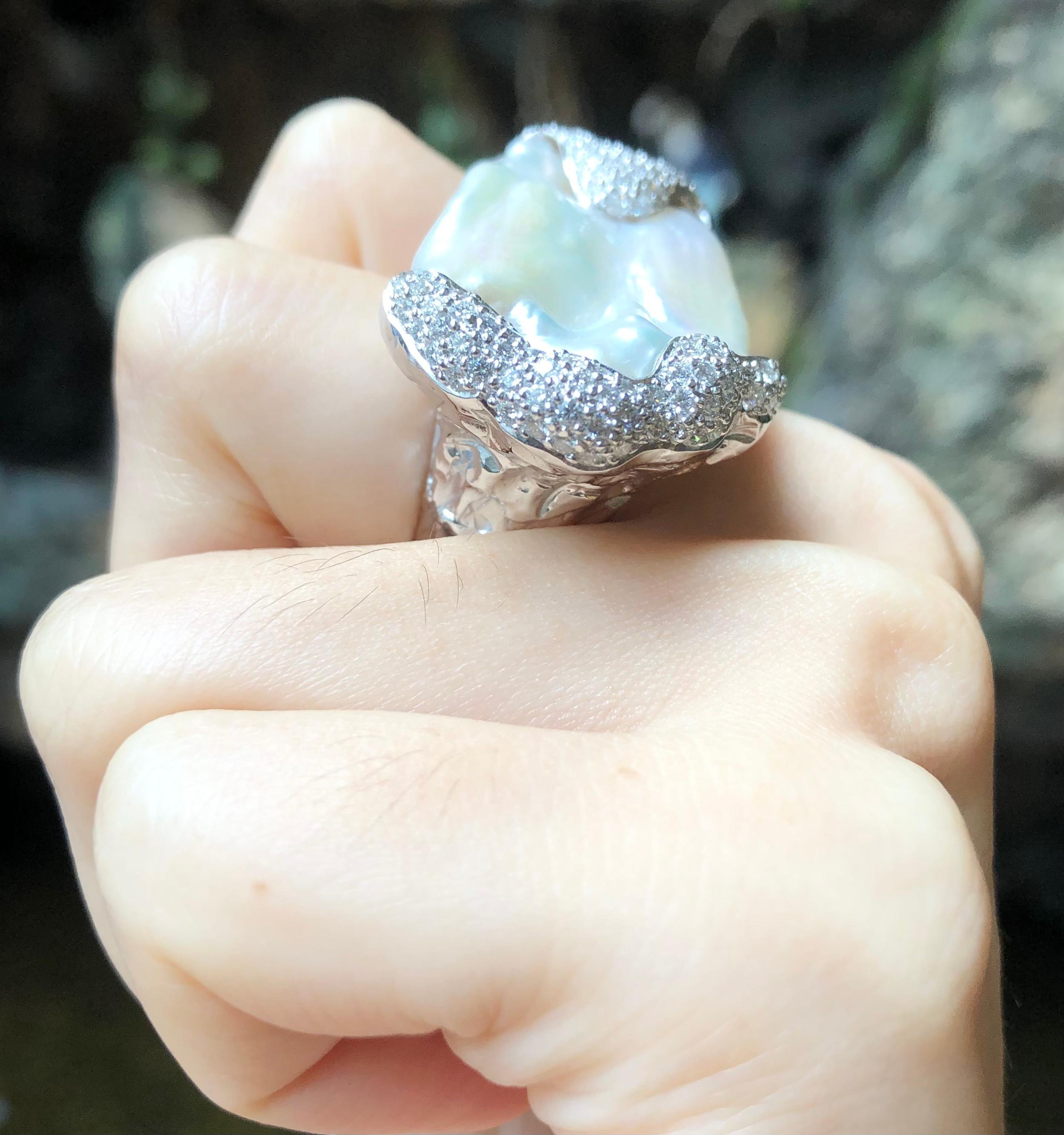 Süßwasserperle mit Diamantring in 18 Karat Weißgold gefasst

Breite:  3.5 cm 
Länge: 2.7 cm
Ringgröße: 53
Gesamtgewicht: 23.24 Gramm

