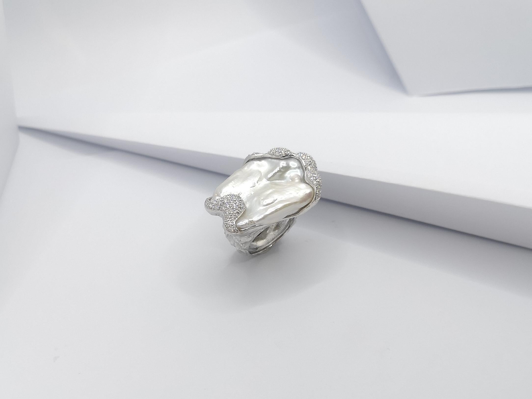 Süßwasserperle mit Diamantring in 18 Karat Weißgold gefasst im Angebot 14