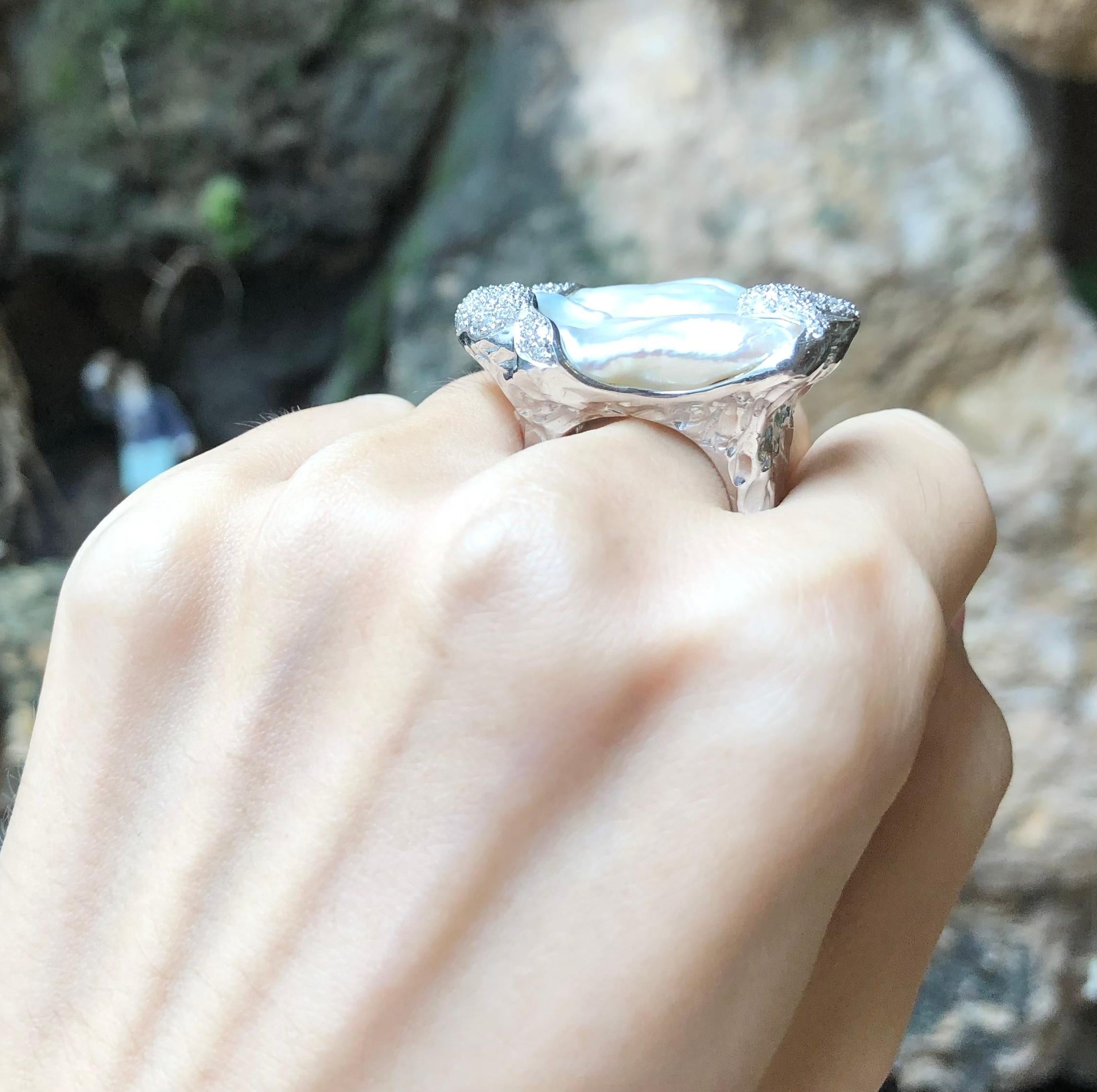 Süßwasserperle mit Diamantring in 18 Karat Weißgold gefasst (Zeitgenössisch) im Angebot