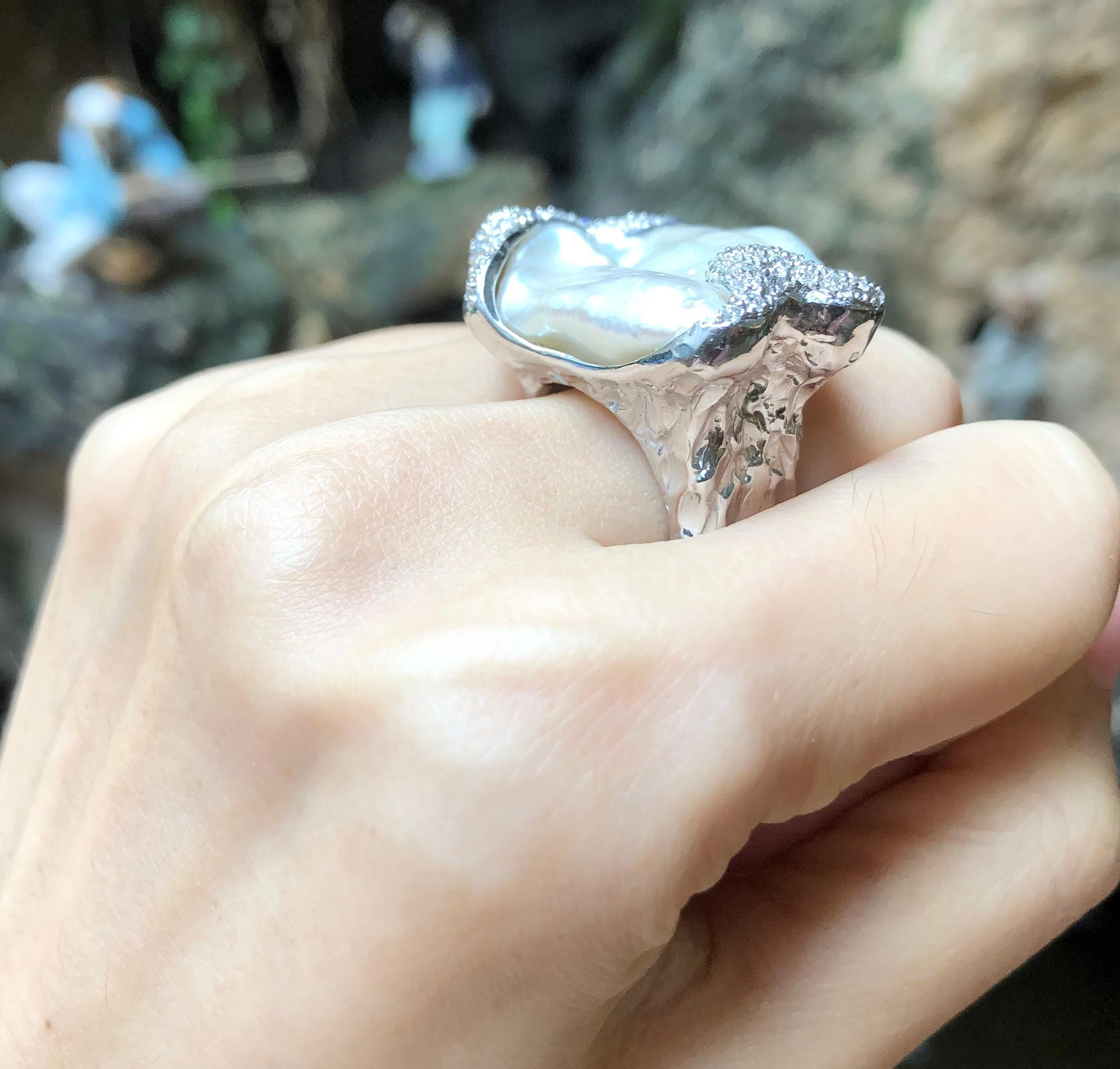 Süßwasserperle mit Diamantring in 18 Karat Weißgold gefasst (Brillantschliff) im Angebot