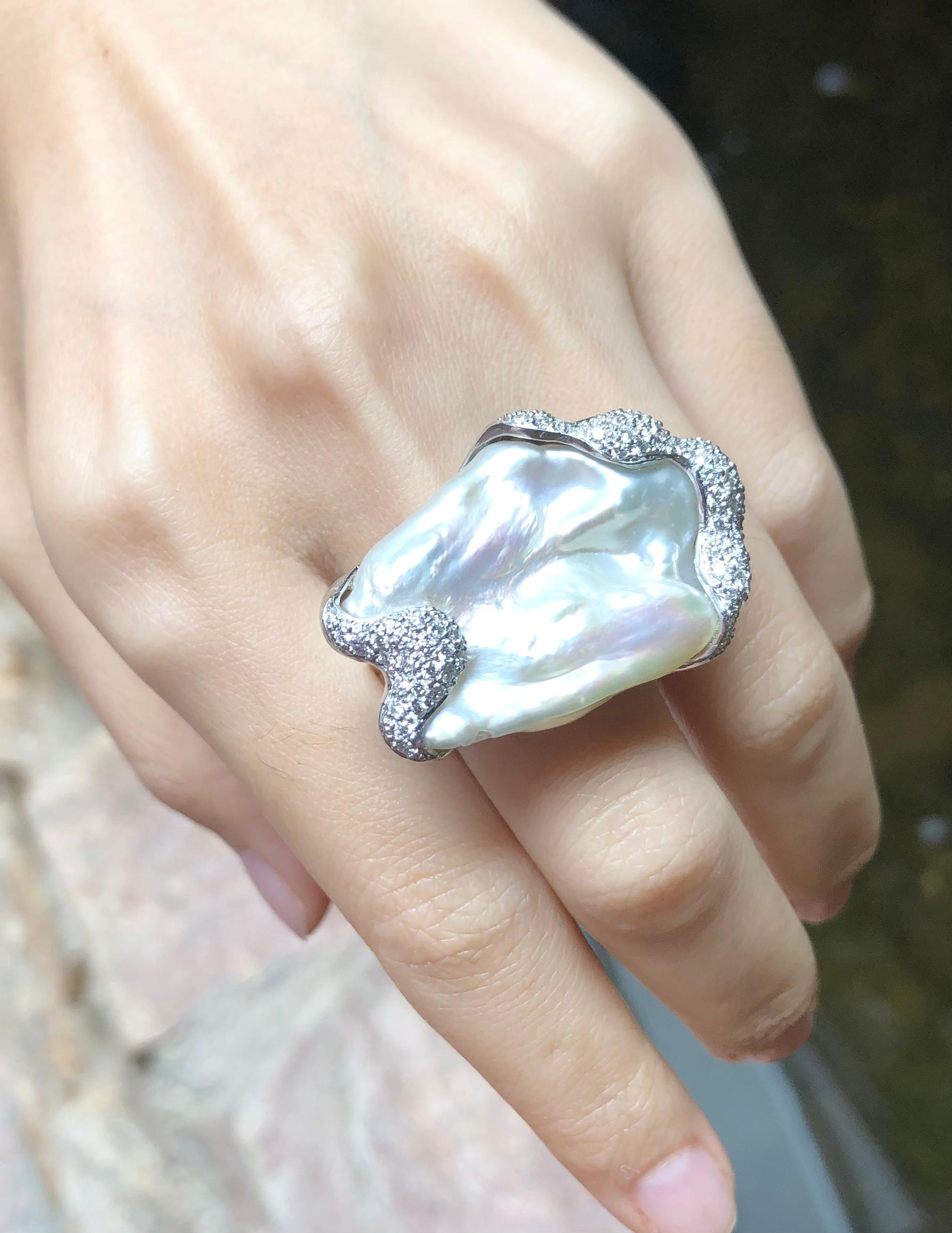 Süßwasserperle mit Diamantring in 18 Karat Weißgold gefasst im Zustand „Neu“ im Angebot in Bangkok, TH