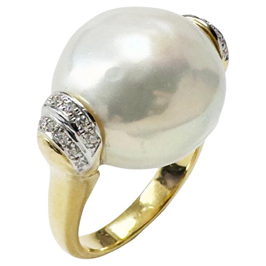 Fresh Water Pearl with Diamond Ring set in 18K Gold Settings im Angebot