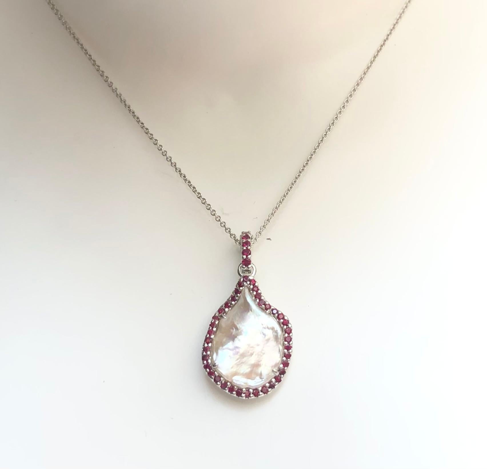 Fresh Water Pearl with Ruby 0.76 carat Pendant set in 18 Karat White Gold Settings
(chain not included)

Width:  1.8 cm 
Length: 3.4 cm
Total Weight: 5.55 grams

