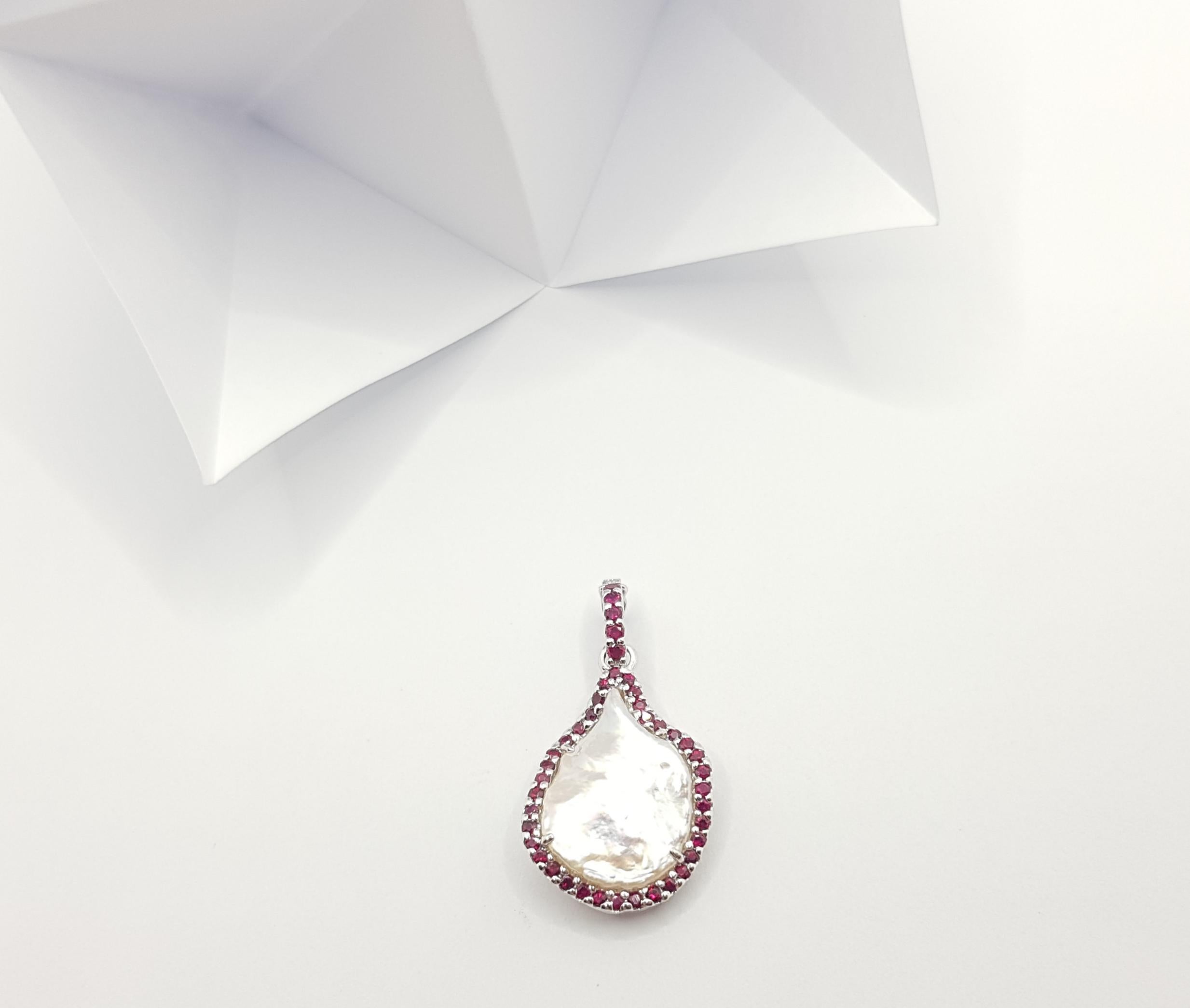 Contemporary Fresh Water Pearl with Ruby Pendant Set in 18 Karat White Gold Settings For Sale