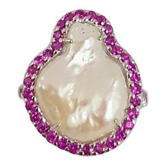 Anello con perla d'acqua dolce e rubino incastonato in oro bianco 18 carati
