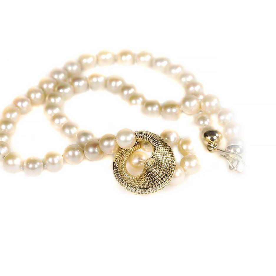 0.25inch Freshwater Pearls Beaded Necklace 18K Gold

SALE

READY TO SHIP
 
This Fresh Water Pearls Beaded Necklace is for a sophisticated woman. It has a mobius pendant made of 18k gold with two dome cups and a hook. 
A beautiful statement necklace,