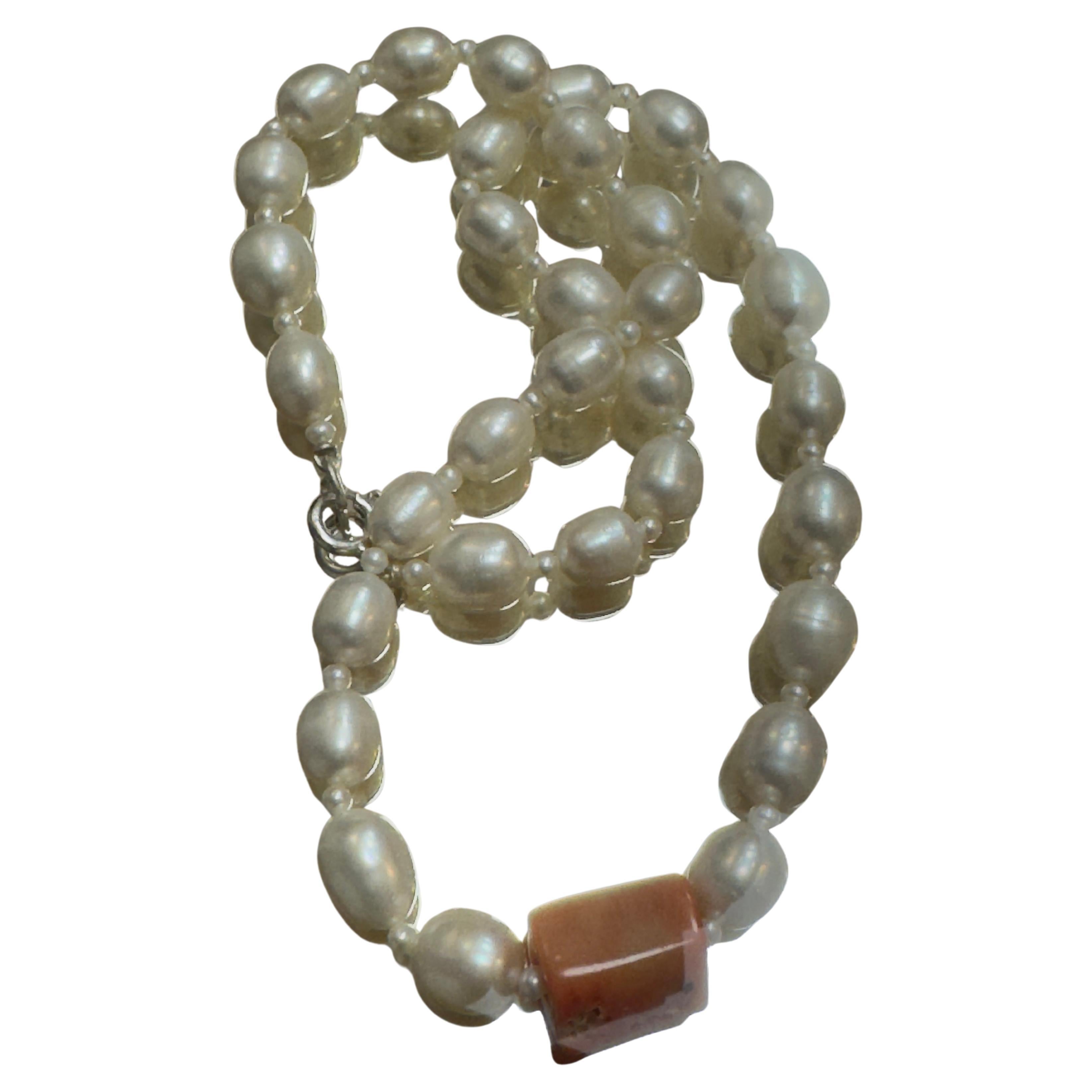 Elegante große ovale Süßwasserperlen mit kleinen Meeresperlen und großen natürlichen Korallen in der Mitte, Sterling-Verschluss ca. 18