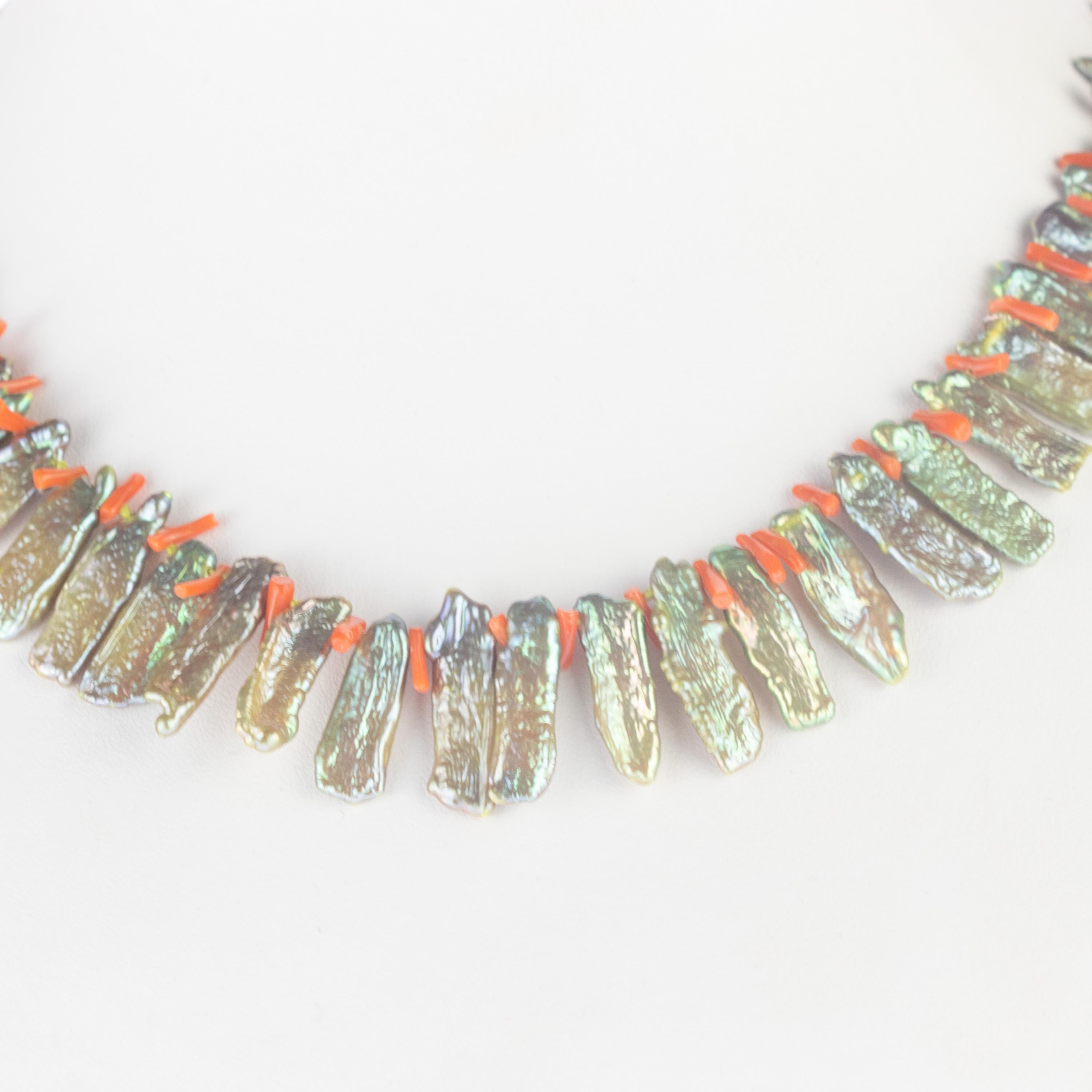 Taglio misto Perle d'acqua dolce, corallo rosso, argento, Reaf, collana fatta a mano, chic e bohémien in vendita