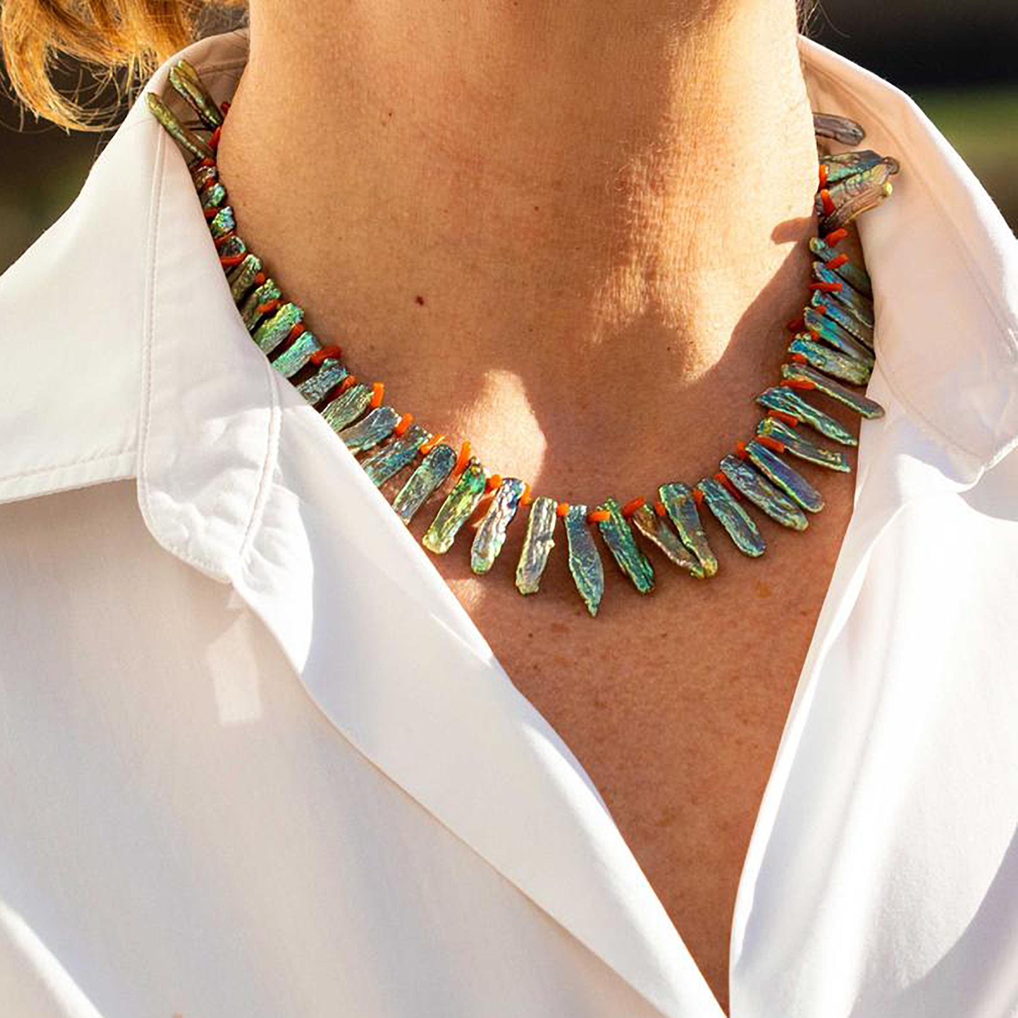 Perle d'acqua dolce, corallo rosso, argento, Reaf, collana fatta a mano, chic e bohémien In condizioni Nuovo in vendita a Milano, IT