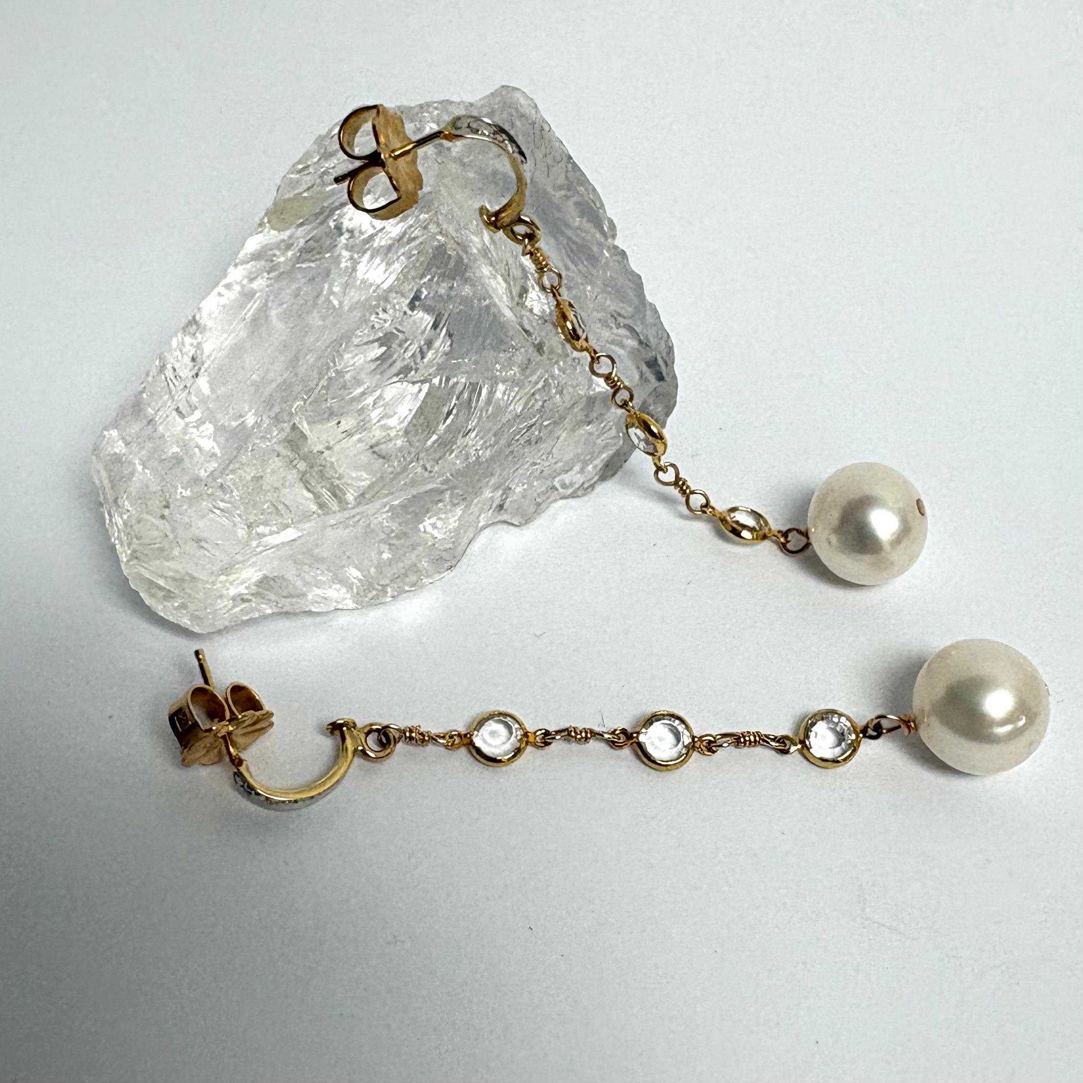 Beschreibung
Diese Ohrringe sind eine leuchtende Mischung aus klassischer Schönheit und modernem Glanz. Sie bestehen aus glänzenden Süßwasserperlen, die von brillanten Swarovski-Kristallen und zarten Diamanten akzentuiert werden. Die raffinierte