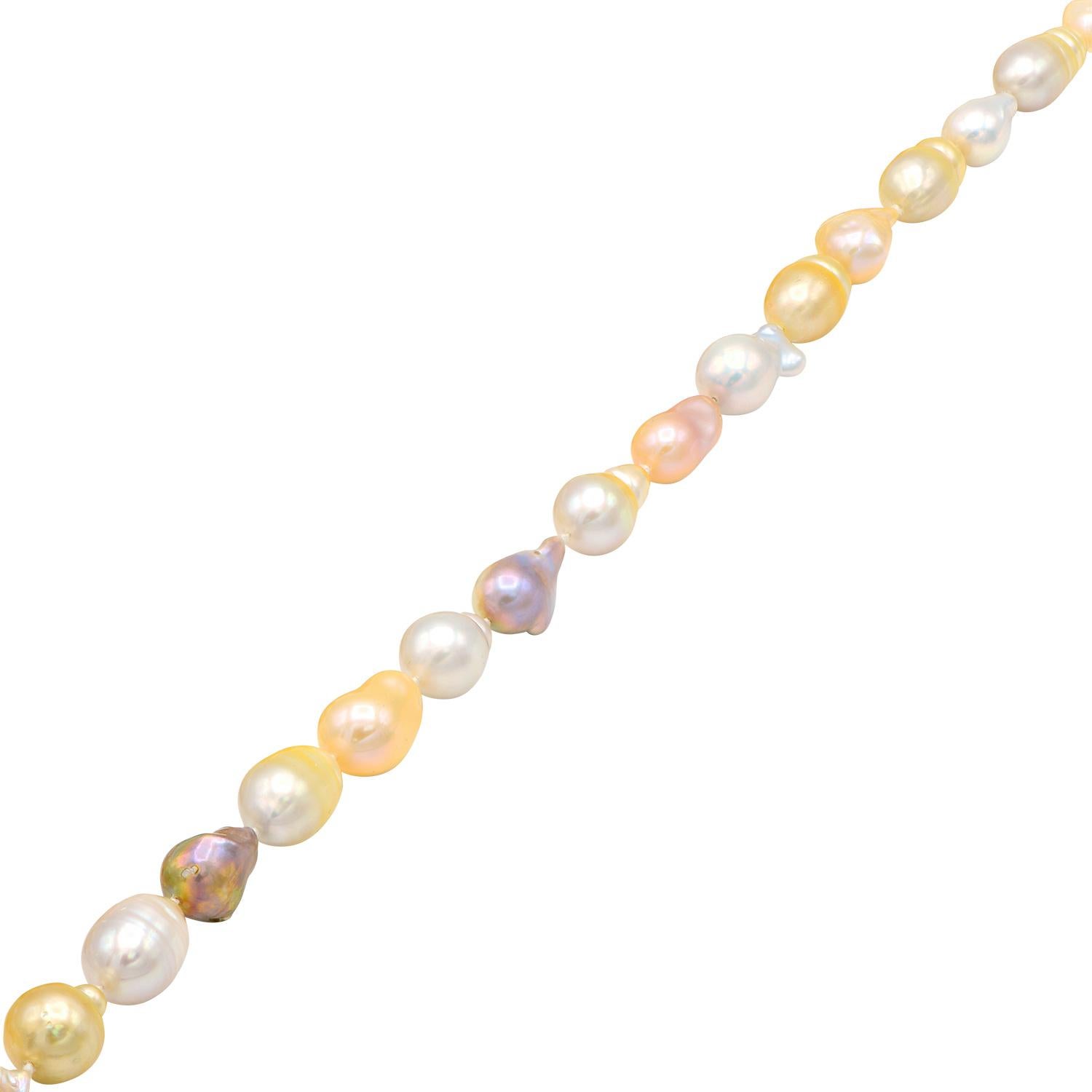 Diese wunderschöne Perlenkette besteht aus rosa Süßwasser-Barockperlen mit weißen und goldenen Südsee-Barockperlen. Die 45 Perlen bilden einen schönen 36-Zoll-Strang, der mit einem Doppelknoten zwischen jeder Perle aufgereiht und mit einem 14 Karat