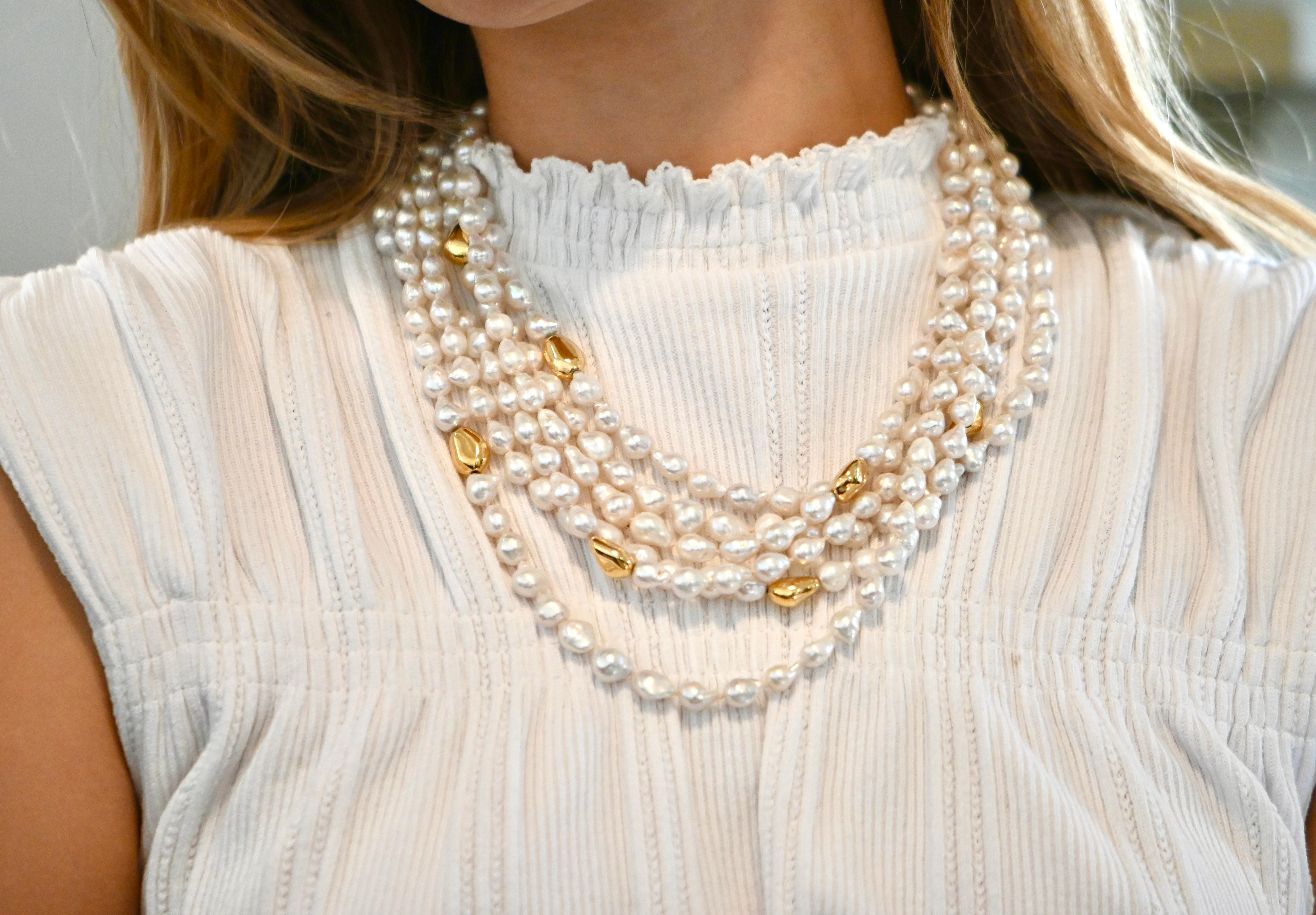 Contemporain Fermoir de sécurité en or jaune 18 carats avec perles d'eau douce et bakélite baroque en vente