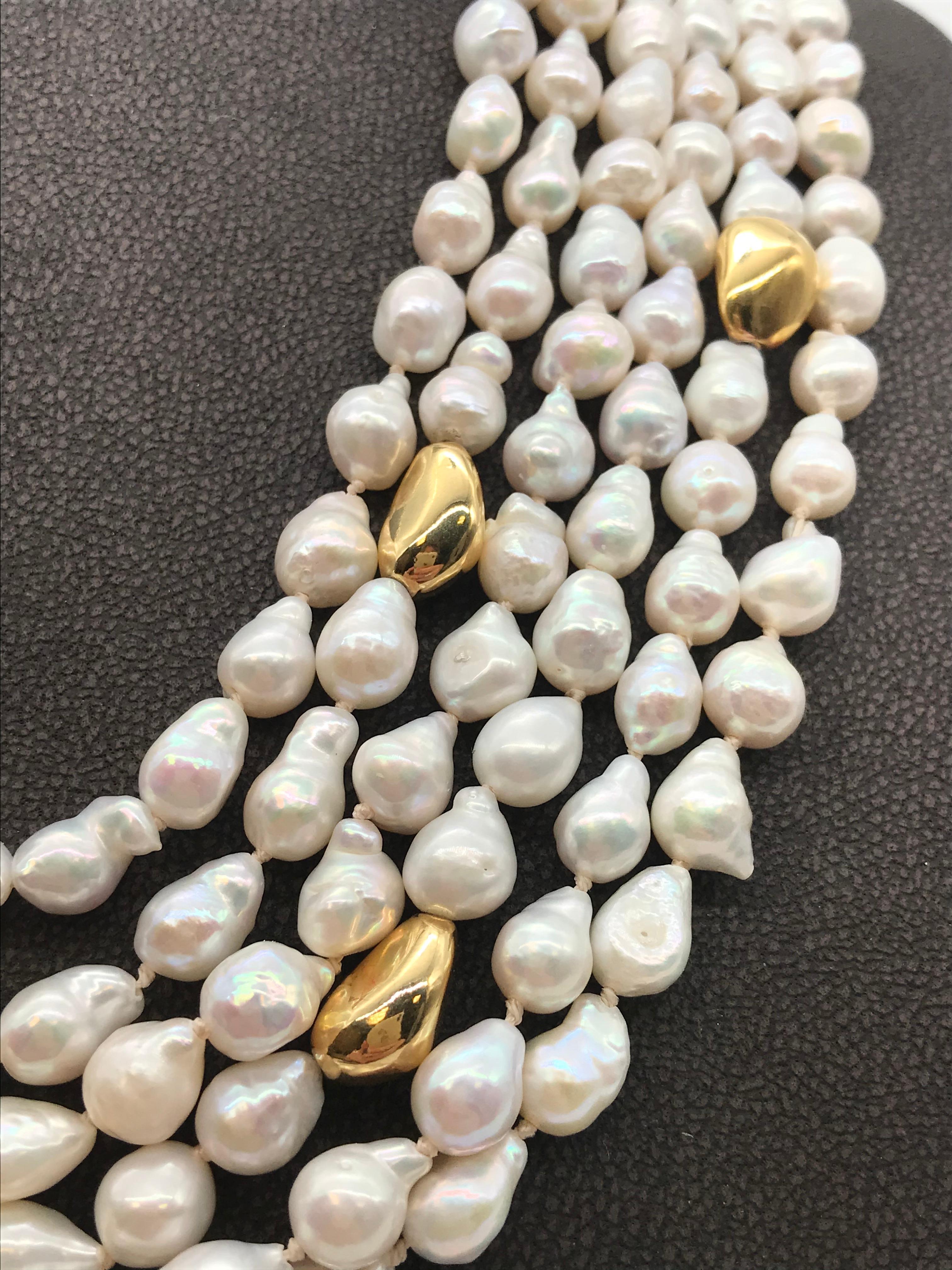 Taille coussin antique Fermoir de sécurité en or jaune 18 carats avec perles d'eau douce et bakélite baroque en vente