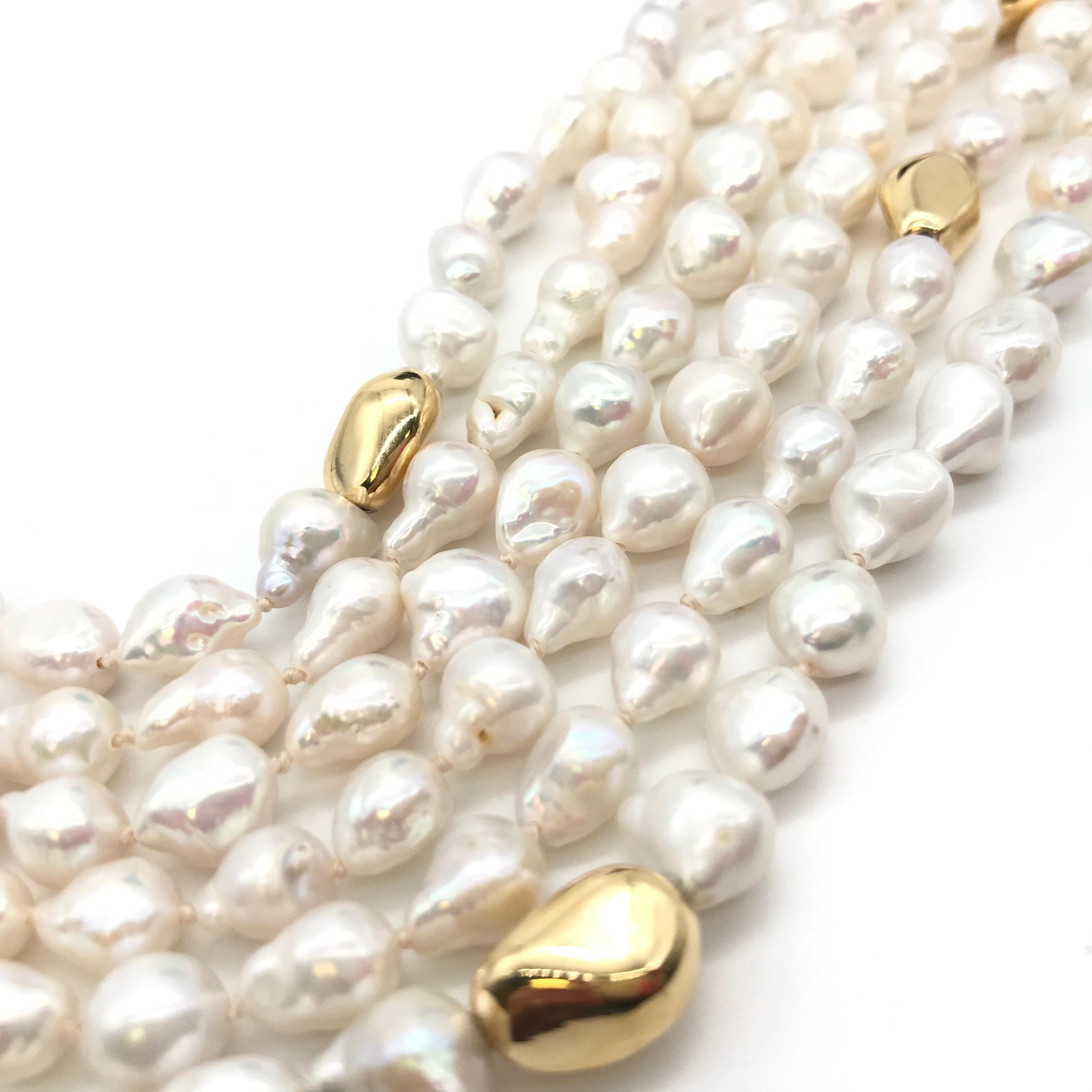 Fermoir de sécurité en or jaune 18 carats avec perles d'eau douce et bakélite baroque Pour femmes en vente