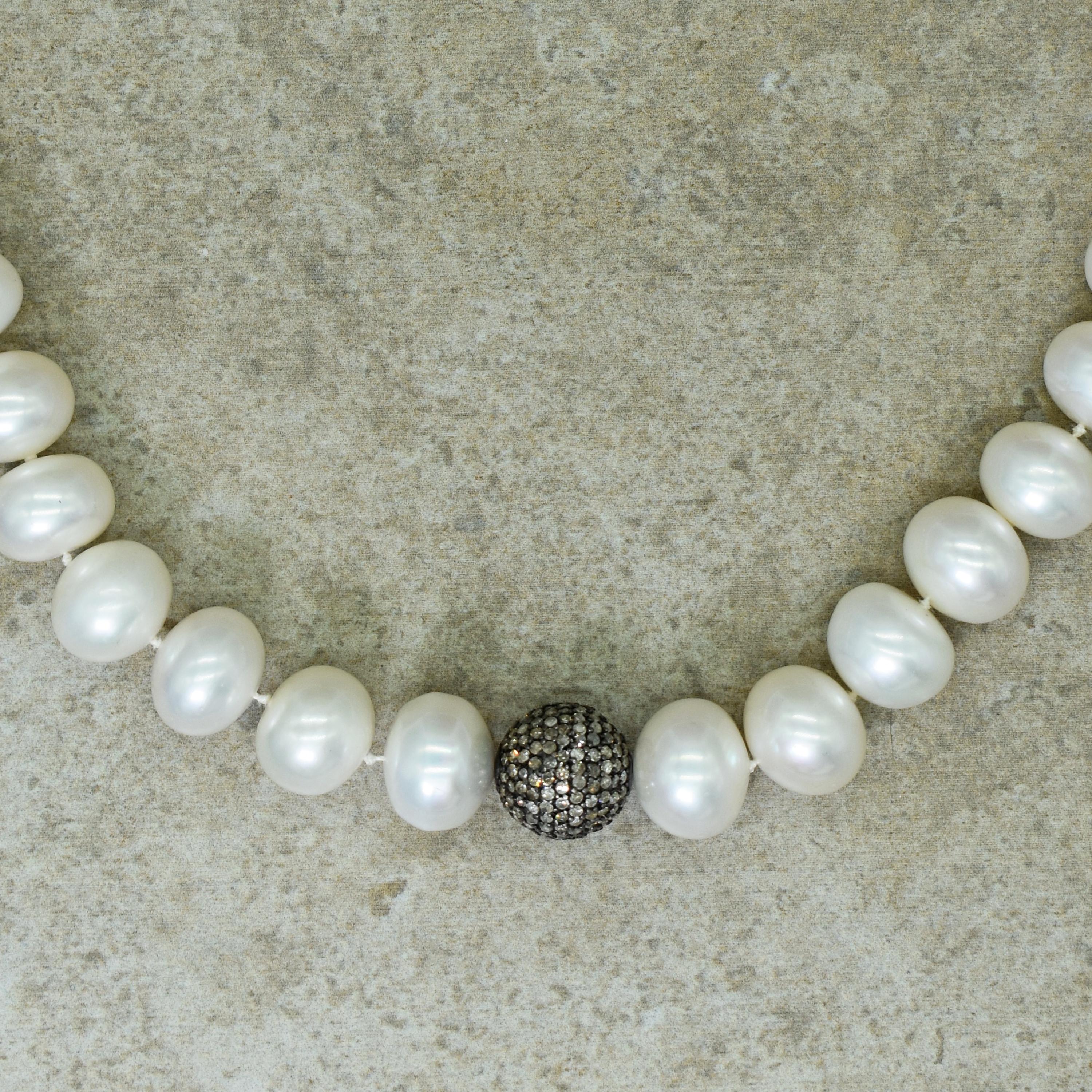 Contemporain Collier de perles d'eau douce et de diamants en argent sterling avec boutons et pav en vente