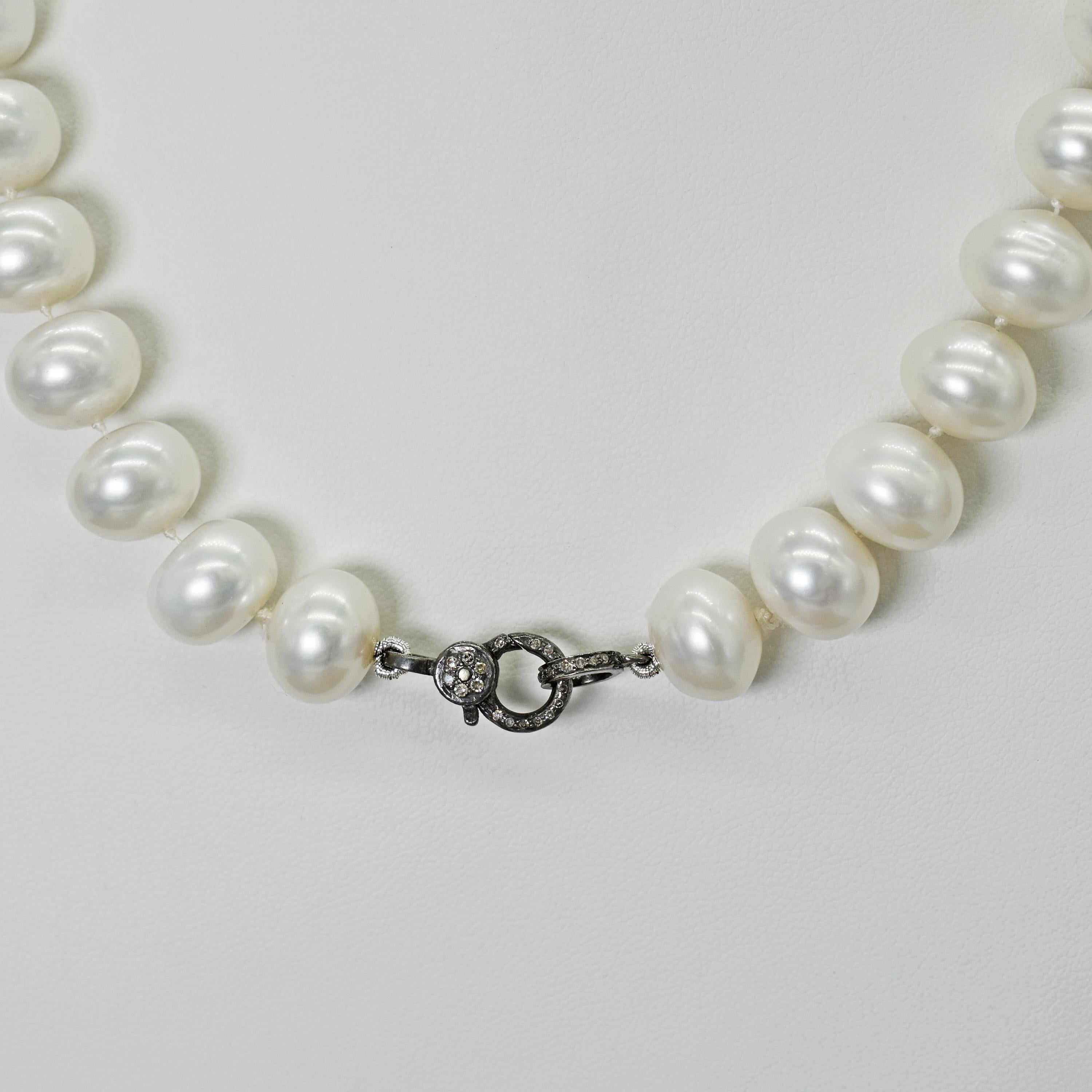 Taille ronde Collier de perles d'eau douce et de diamants en argent sterling avec boutons et pav en vente