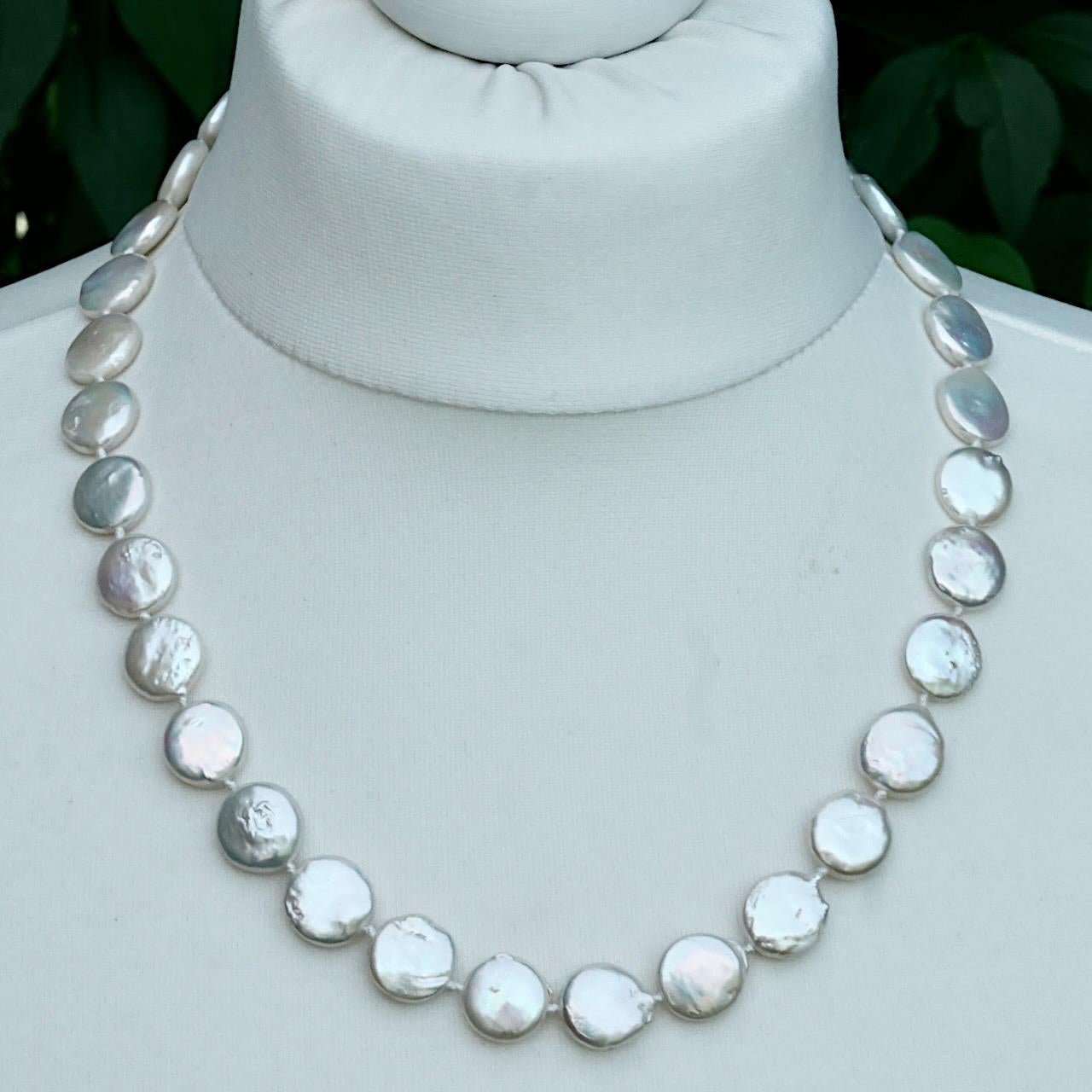 Freshwater Coin Pearl Knotted Necklace with an Iridescent Lustre In Good Condition For Sale In London, GB