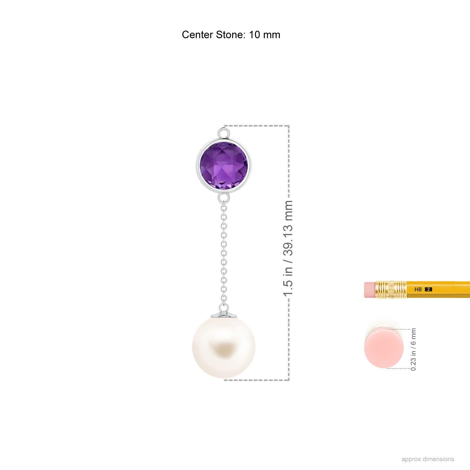 Questa collana stile lariat in oro bianco 14k attira lo sguardo con la sua semplice eleganza. La perla coltivata d'acqua dolce è collegata a un'ametista viola intenso incastonata in una catena, formando un elegante design a goccia lunga.
La perla