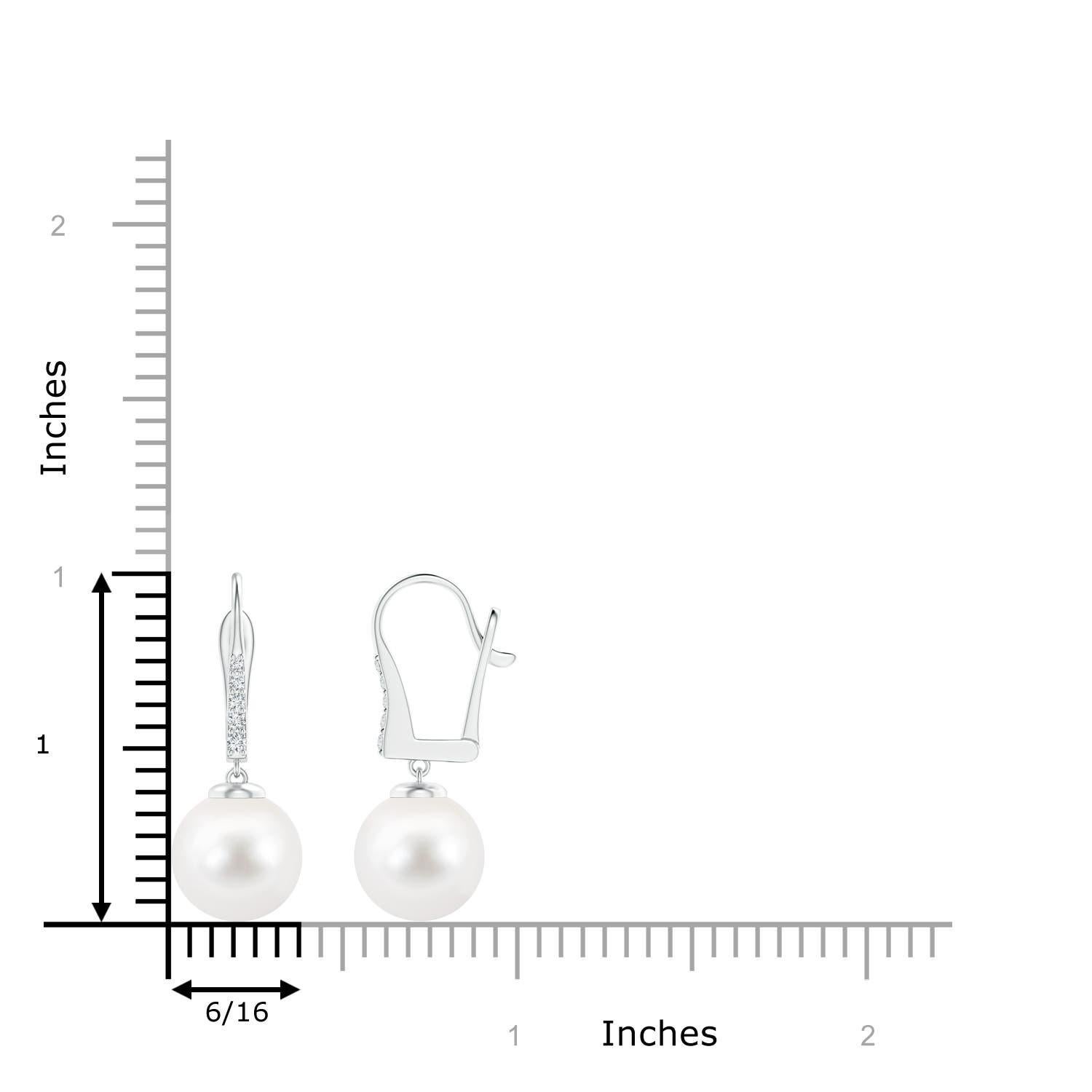 Questi orecchini a goccia con chiusura a leva sono impreziositi da perle coltivate d'acqua dolce che brillano magnificamente. Le perle sono fissate a dei supporti a leva tempestati di diamanti che aggiungono un'ulteriore dose di bellezza a questi