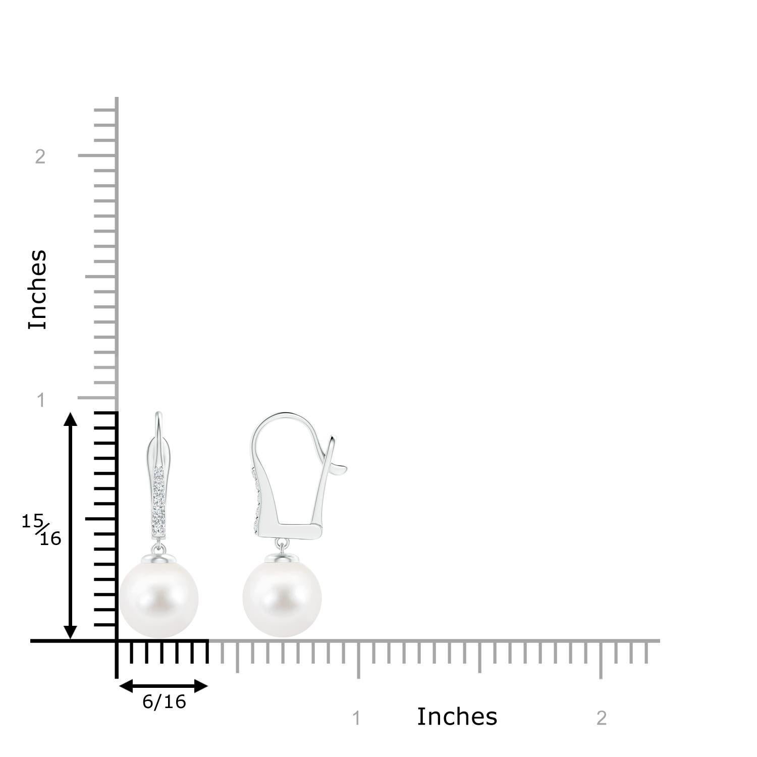 Questi orecchini a goccia con chiusura a leva sono impreziositi da perle coltivate d'acqua dolce che brillano magnificamente. Le perle sono fissate a dei supporti a leva tempestati di diamanti che aggiungono un'ulteriore dose di bellezza a questi