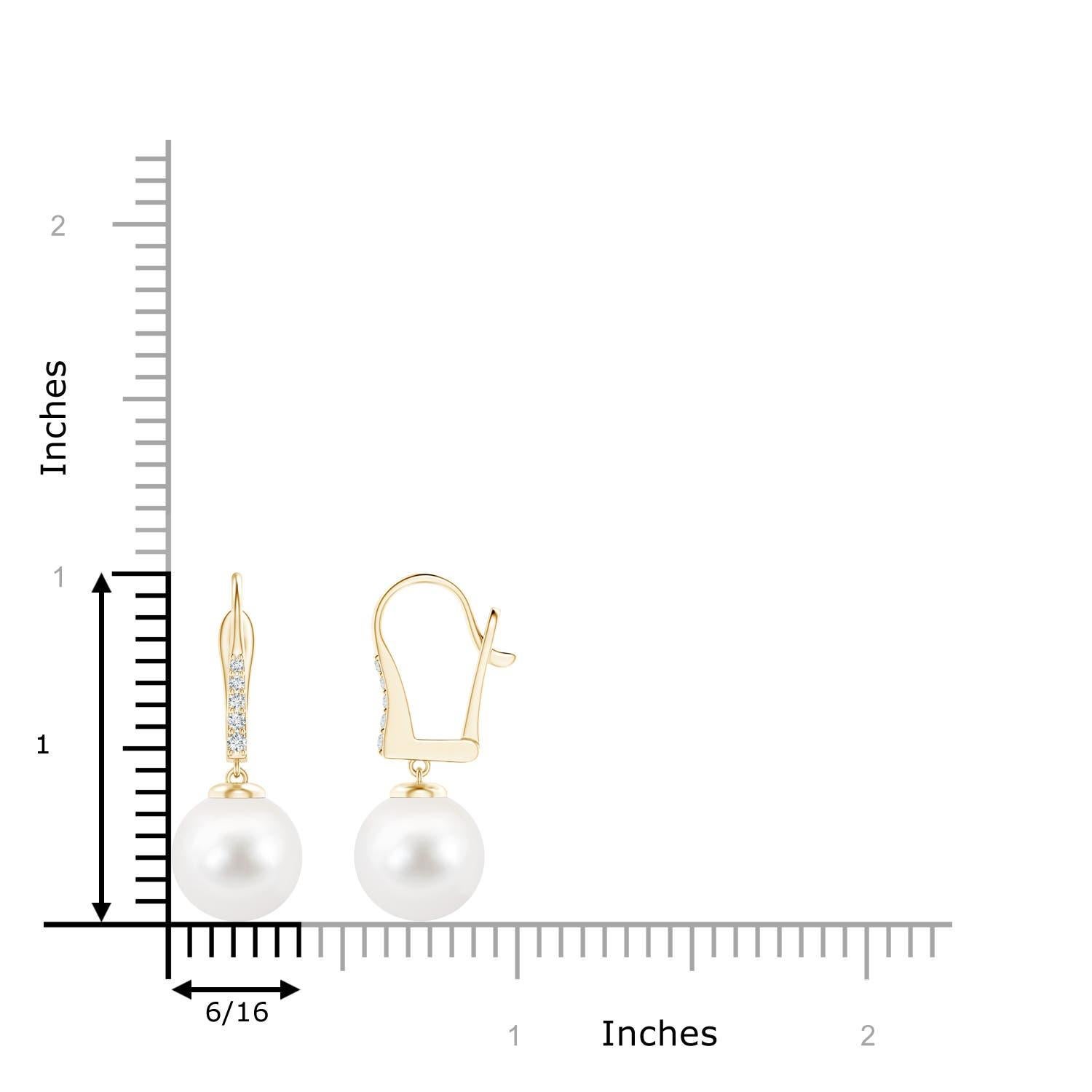 Questi orecchini a goccia con chiusura a leva sono impreziositi da perle coltivate d'acqua dolce che brillano magnificamente. Le perle sono fissate a dei supporti a leva tempestati di diamanti che aggiungono un'ulteriore dose di bellezza a questi