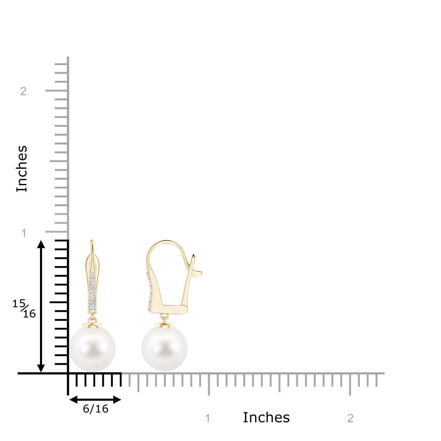 Questi orecchini a goccia con chiusura a leva sono impreziositi da perle coltivate d'acqua dolce che brillano magnificamente. Le perle sono fissate a dei supporti a leva tempestati di diamanti che aggiungono un'ulteriore dose di bellezza a questi