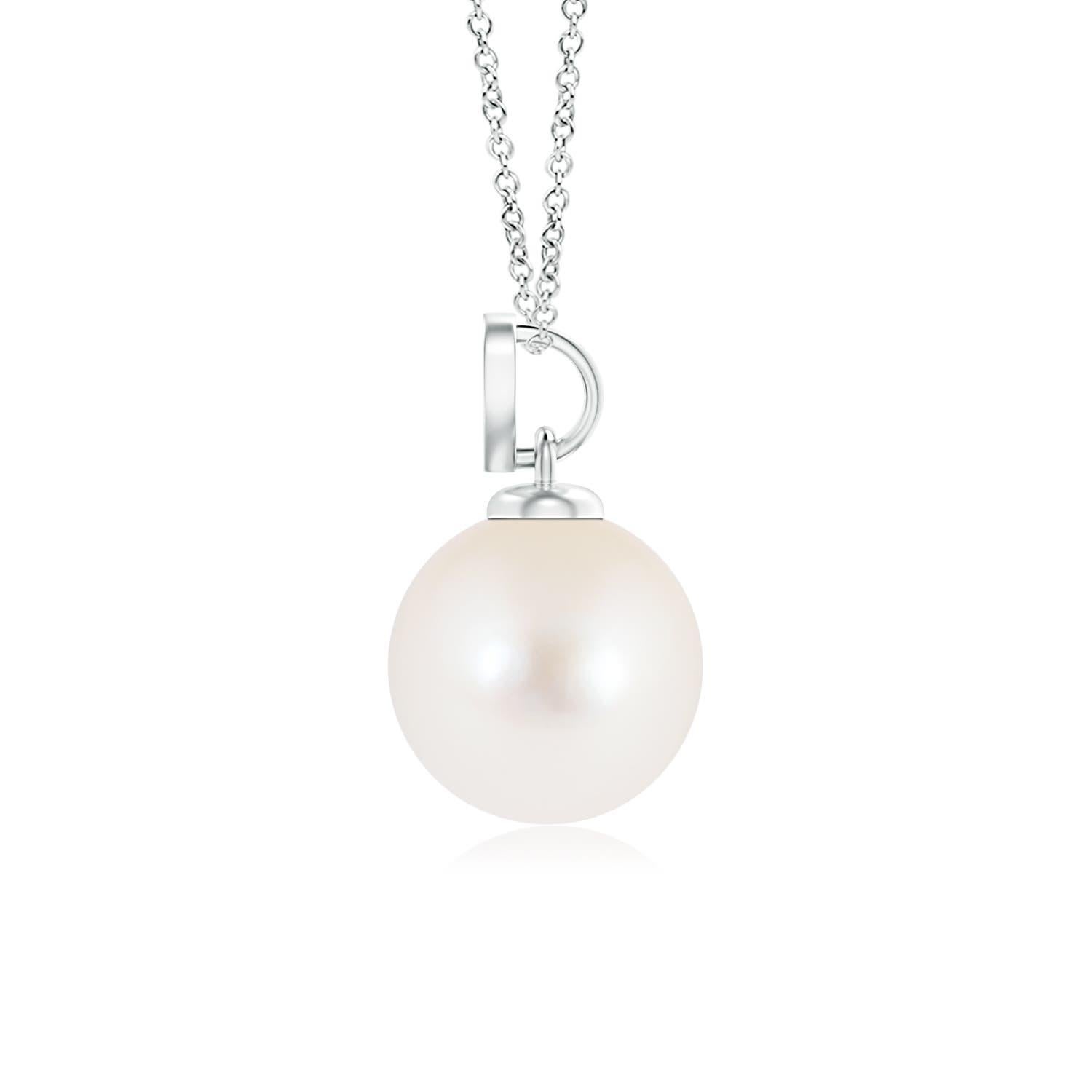 Non c'è niente di meglio che questo affascinante ciondolo a forma di cuore con diamante in oro bianco 14K. Presenta una perla rotonda d'acqua dolce che illumina con la sua deliziosa tonalità, mentre il motivo del cuore tempestato di diamanti