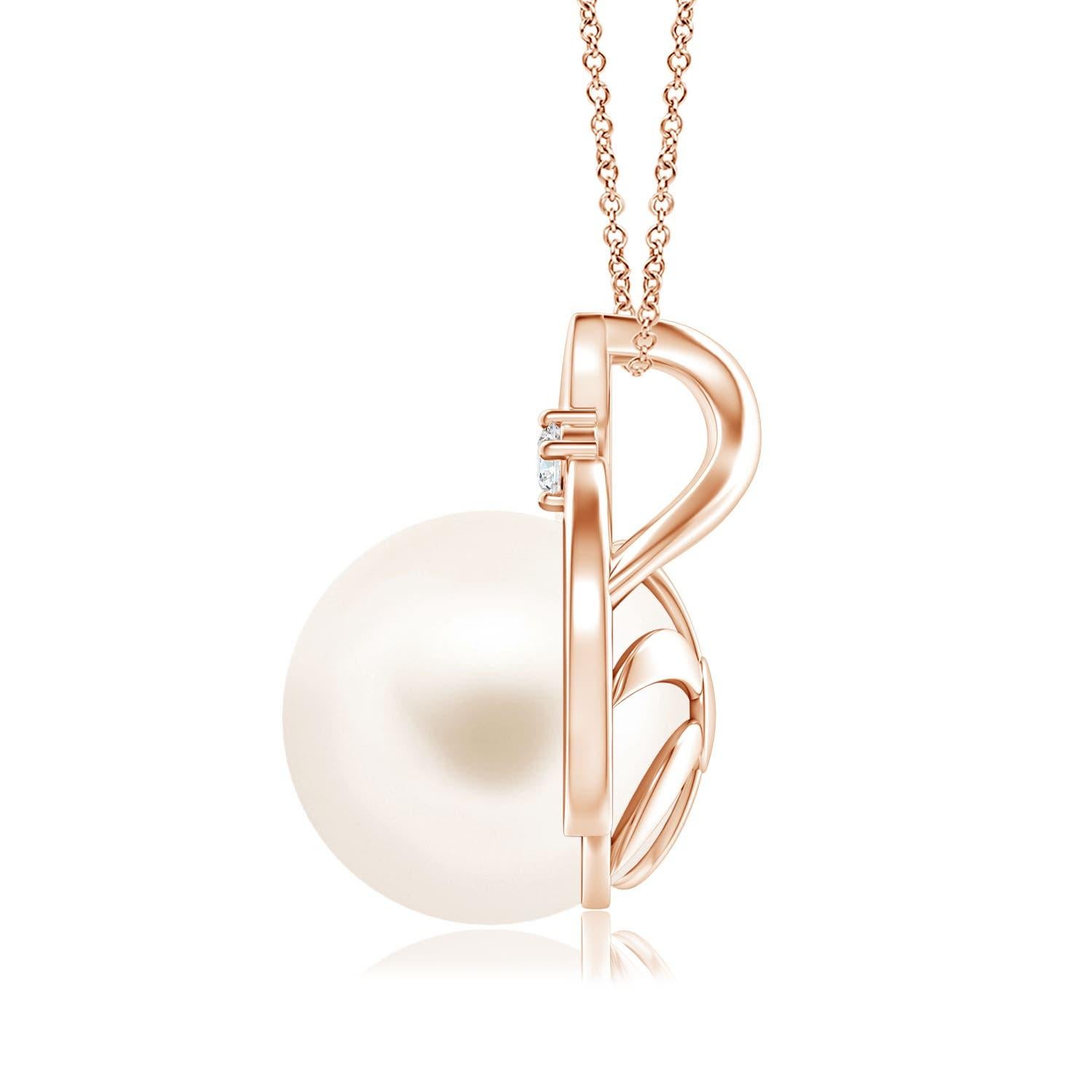 Ce collier à pendentifs en perles en or rose 14 carats est une version moderne du modèle vintage en forme de bréchet, conçu pour évoquer un charme d'antan. La perle de culture d'eau douce sertie de façon complexe est d'une beauté à couper le