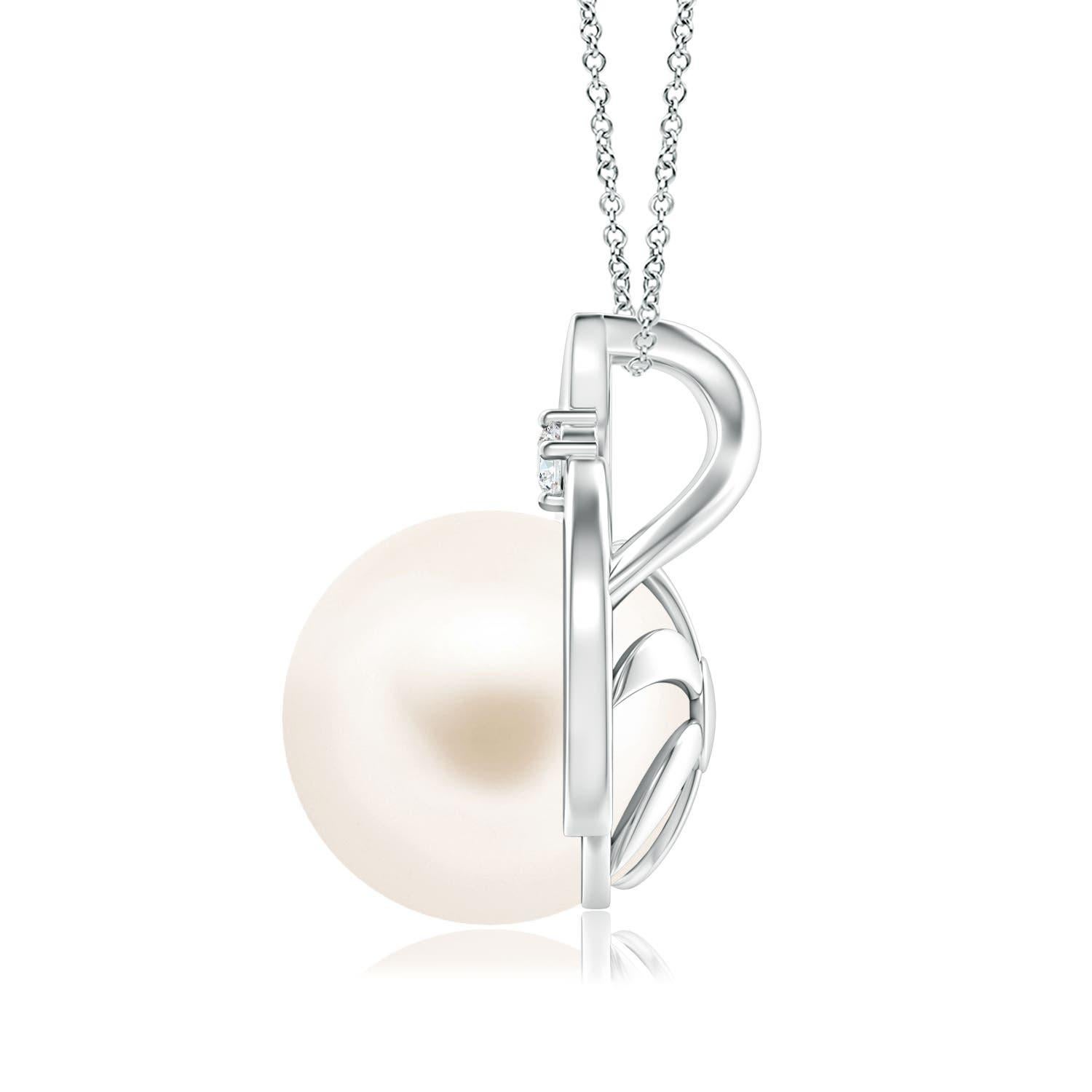 Ce collier à pendentifs en perles en or blanc 14 carats est une version moderne du motif vintage en forme de bréchet, conçu pour évoquer un charme d'antan. La perle de culture d'eau douce sertie de façon complexe est d'une beauté à couper le