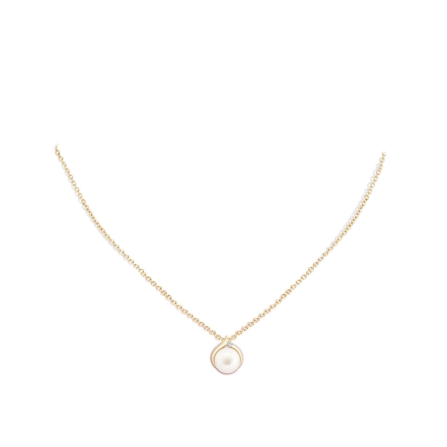 Colgante Solitario de Perla Cultivada de Agua Dulce con Diamante en Oro Amarillo de 14K Cabujón en venta