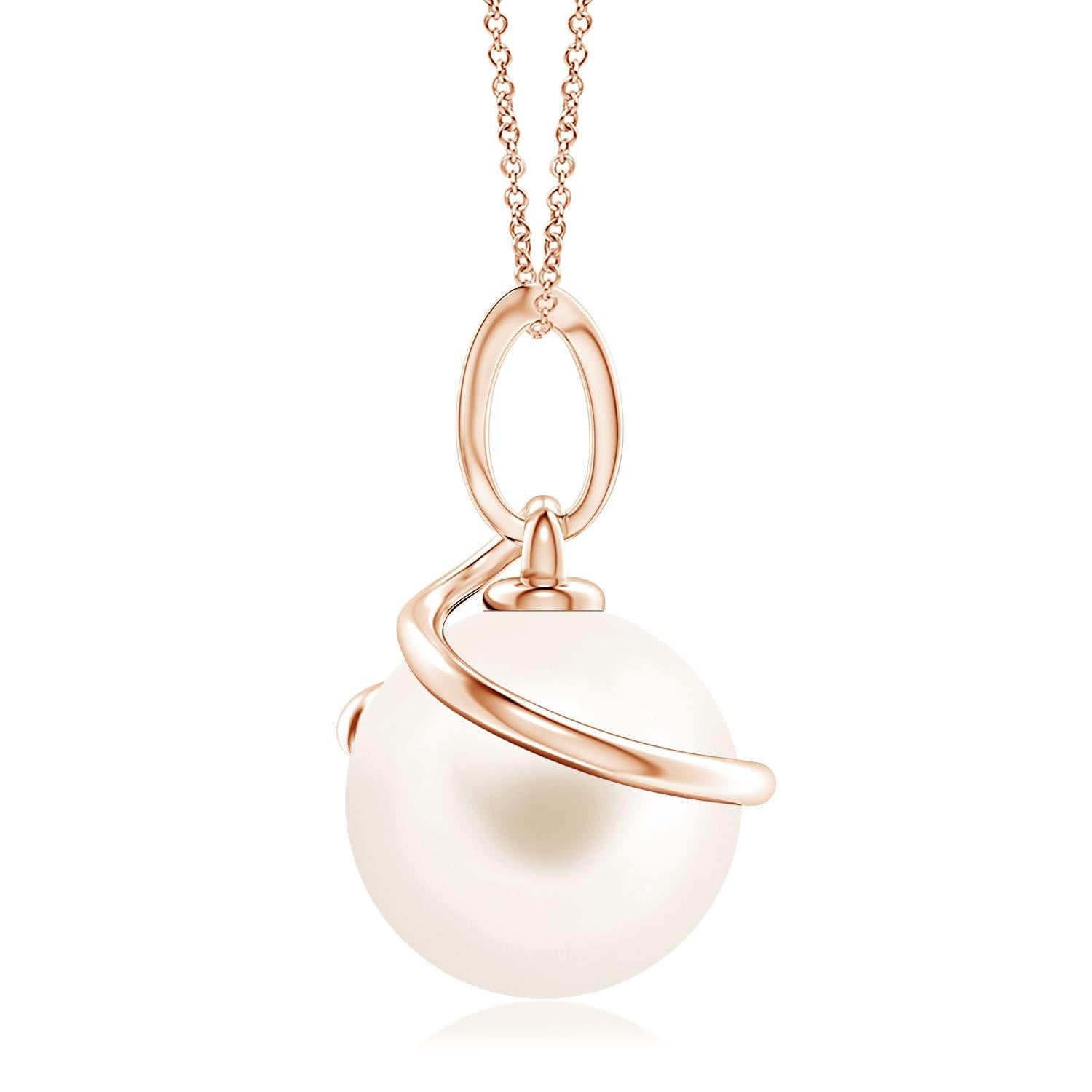 Verleihen Sie Ihren Looks einen eleganten Touch mit diesem Anhänger aus 14-karätigem Roségold mit Süßwasser-Zuchtperlen. Die schöne Perle ist von einer spiralförmigen Metallschlaufe umhüllt und mit einem diamantbesetzten Ballen verbunden.
Die