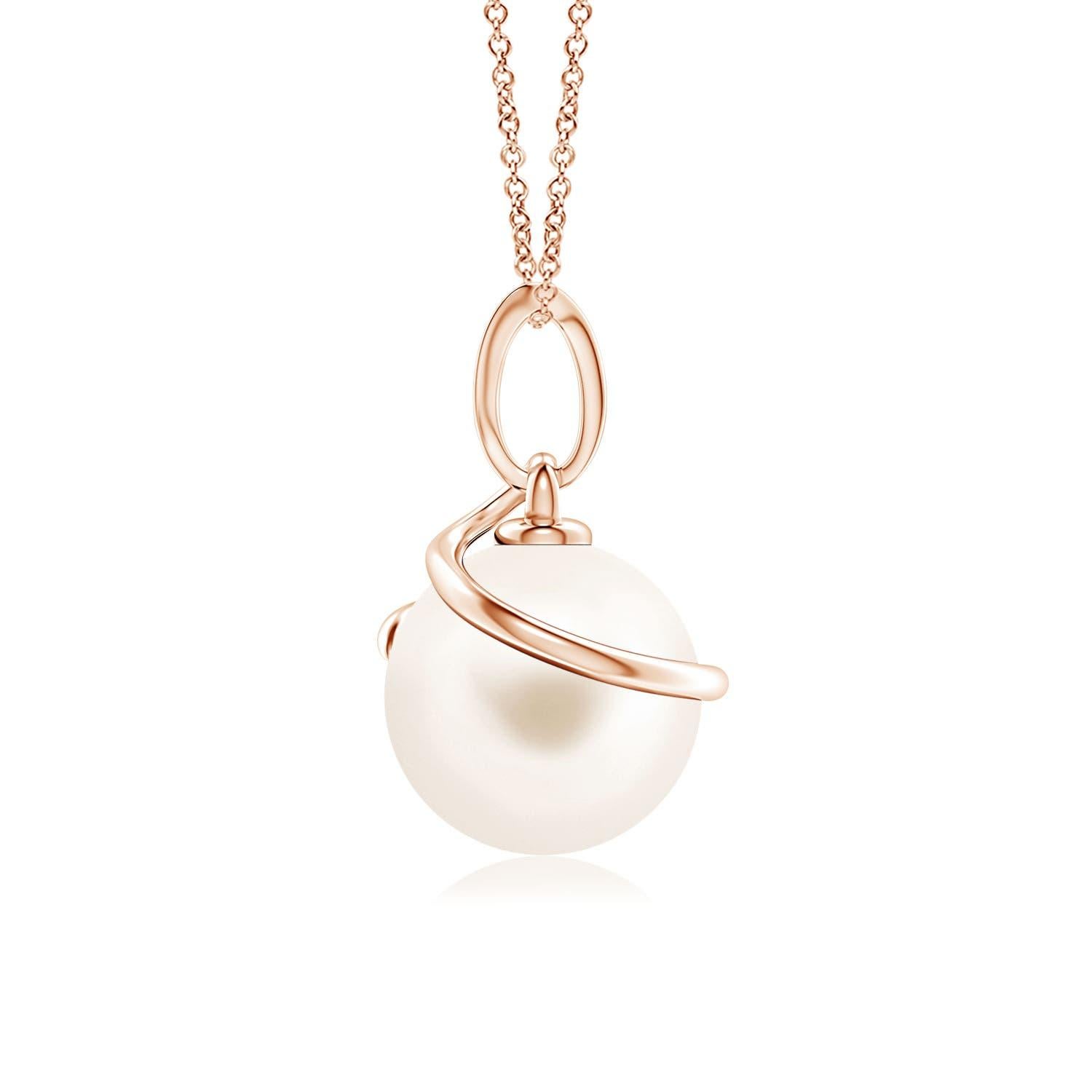 Dai un tocco di eleganza al tuo look con questo pendente di perle coltivate d'acqua dolce, realizzato in oro rosa 14k. La splendida perla è avvolta da un anello metallico a spirale e collegata a una balla tempestata di diamanti.
La perla d'acqua